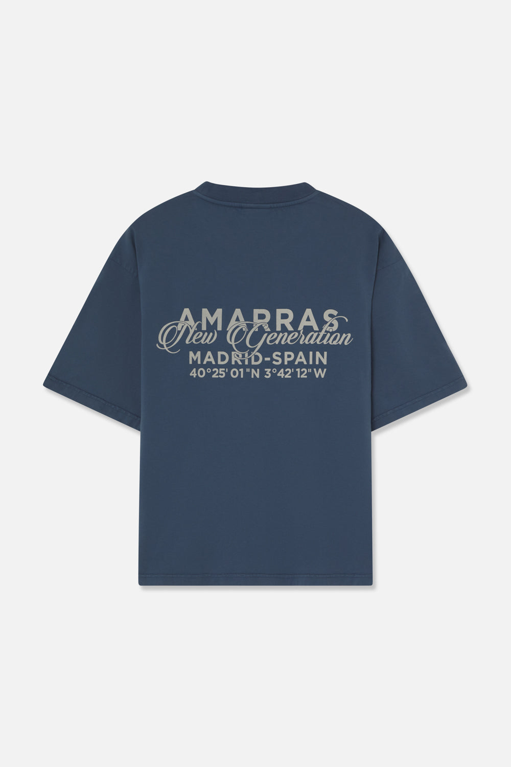 Diseño trasero de la camiseta urbana Amarras Eastriver con textos Madrid sobre fondo azul marino