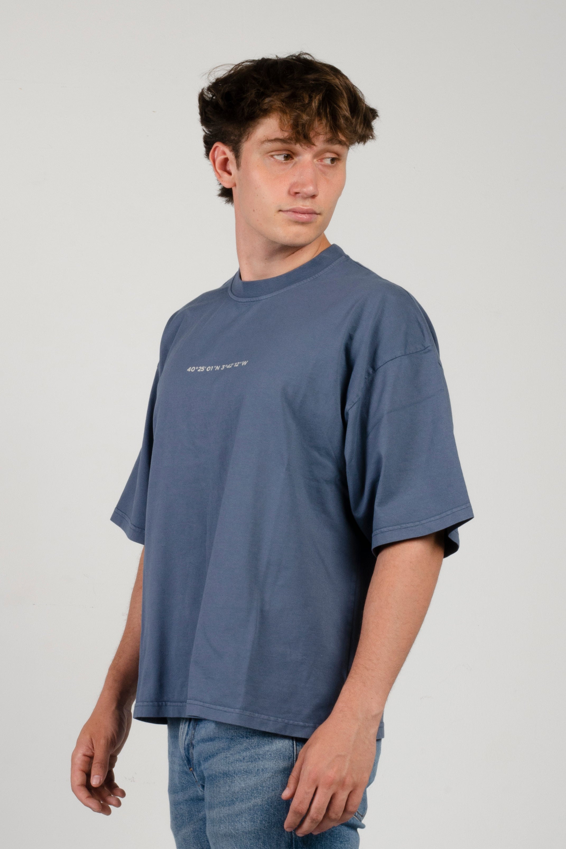 camiseta amarras eastriver de manga corta de hombre en color azul marino con serigrafia en pecho y espalda y corte boxy