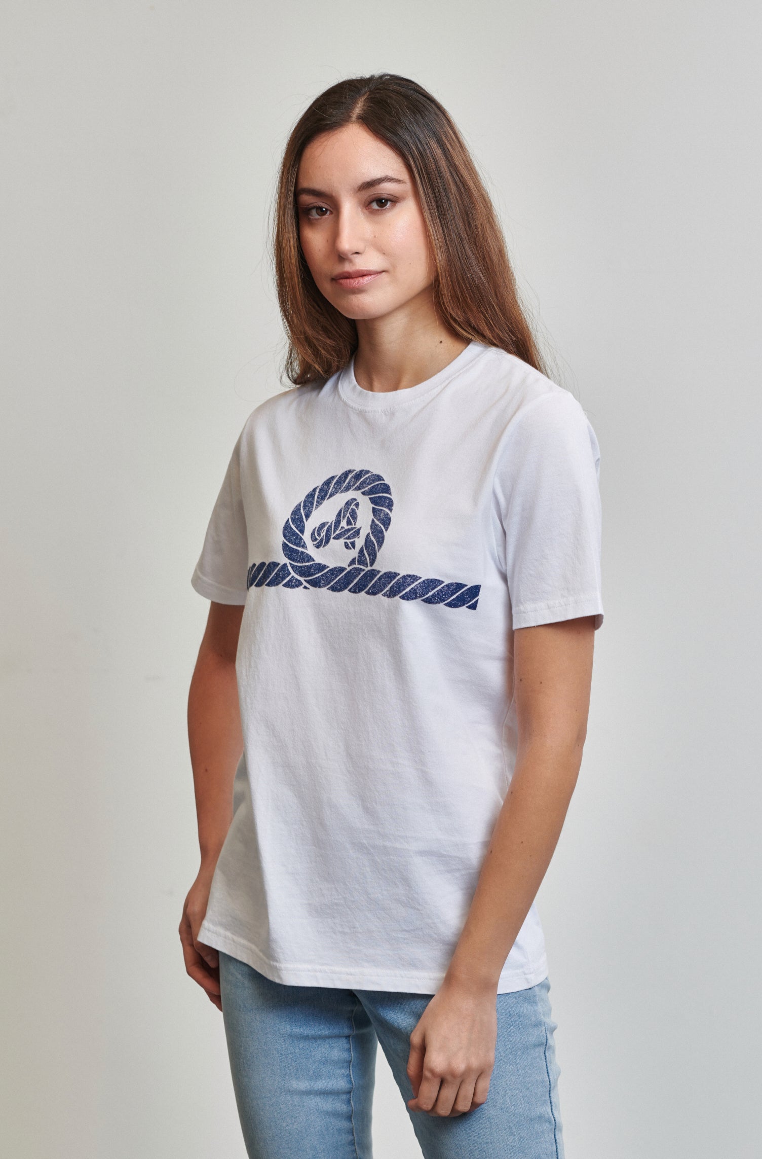 Camiseta náutica amarras modelo leeward corte clásico unisex en color blanco y logo en azul marino