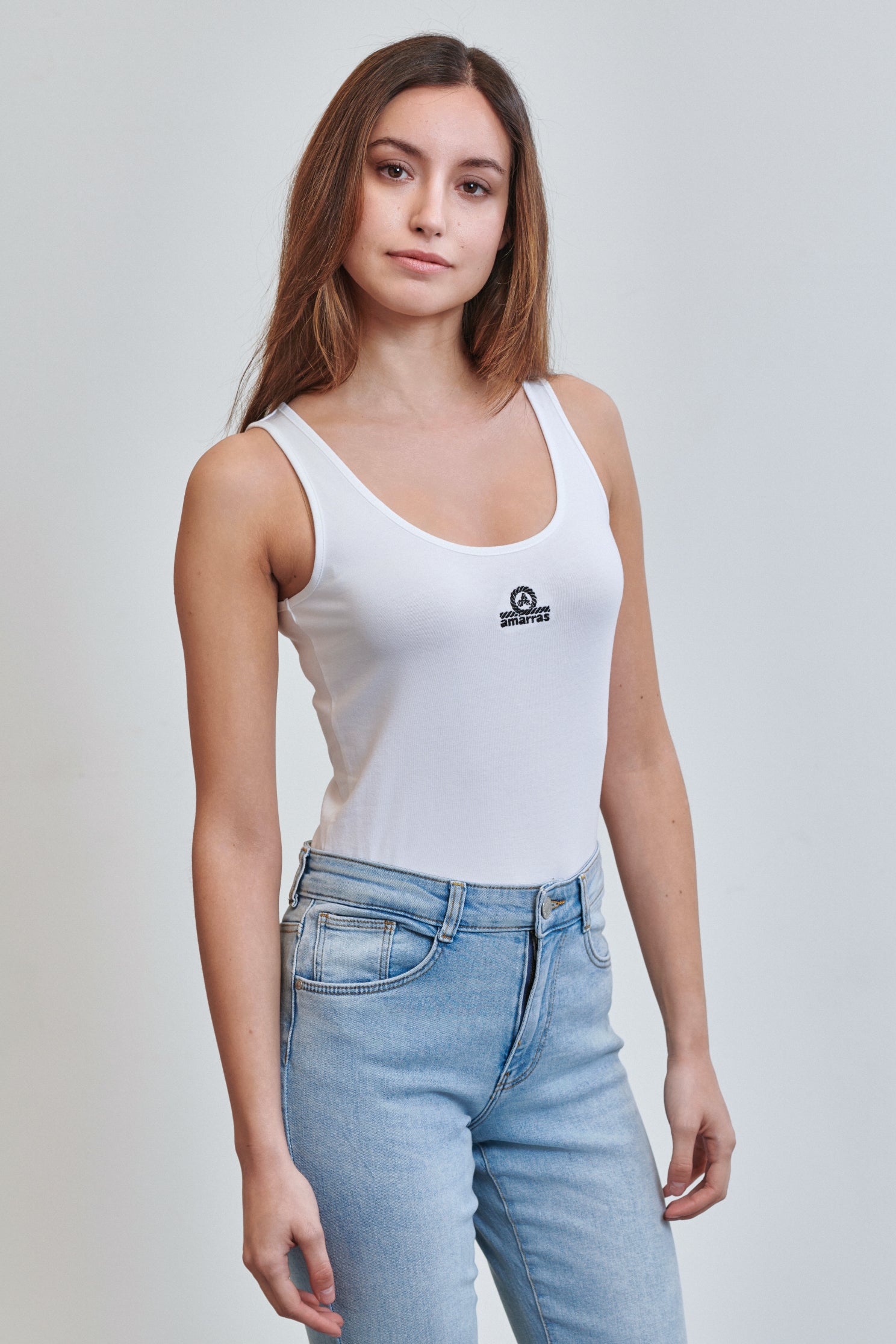 camiseta amarras maui de mujer de tirantes en blanco con logo bordado en negro en el pecho