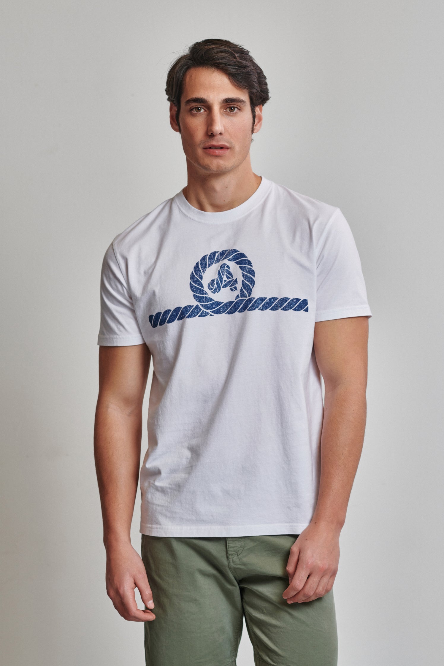 Camiseta náutica amarras modelo leeward unisex de manga corta en color blanco y logoen azul