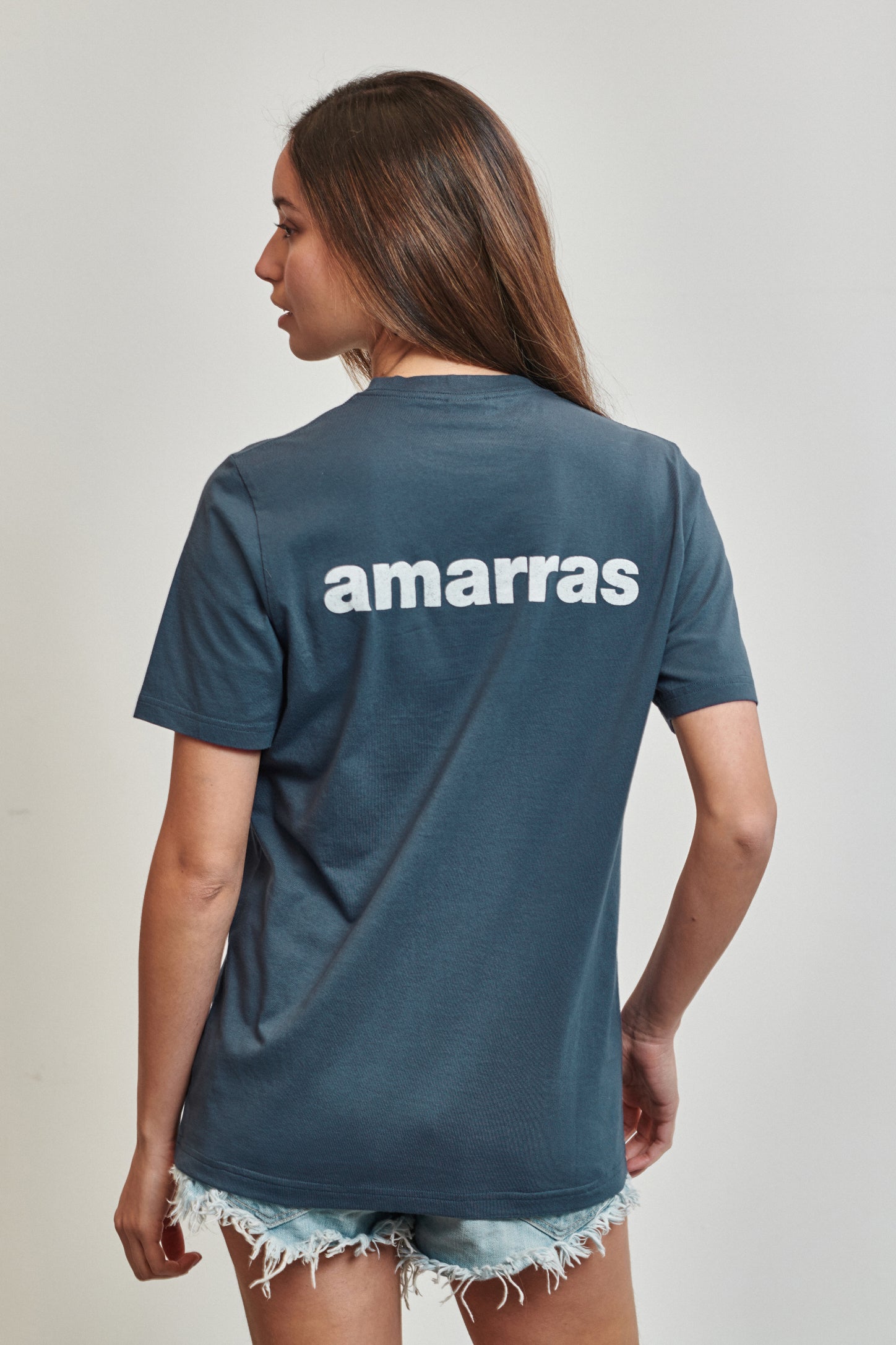 Camiseta náutica amarras modelo windward unisex en color azul marino y logotipo en blanco. Prenda con modelo. 