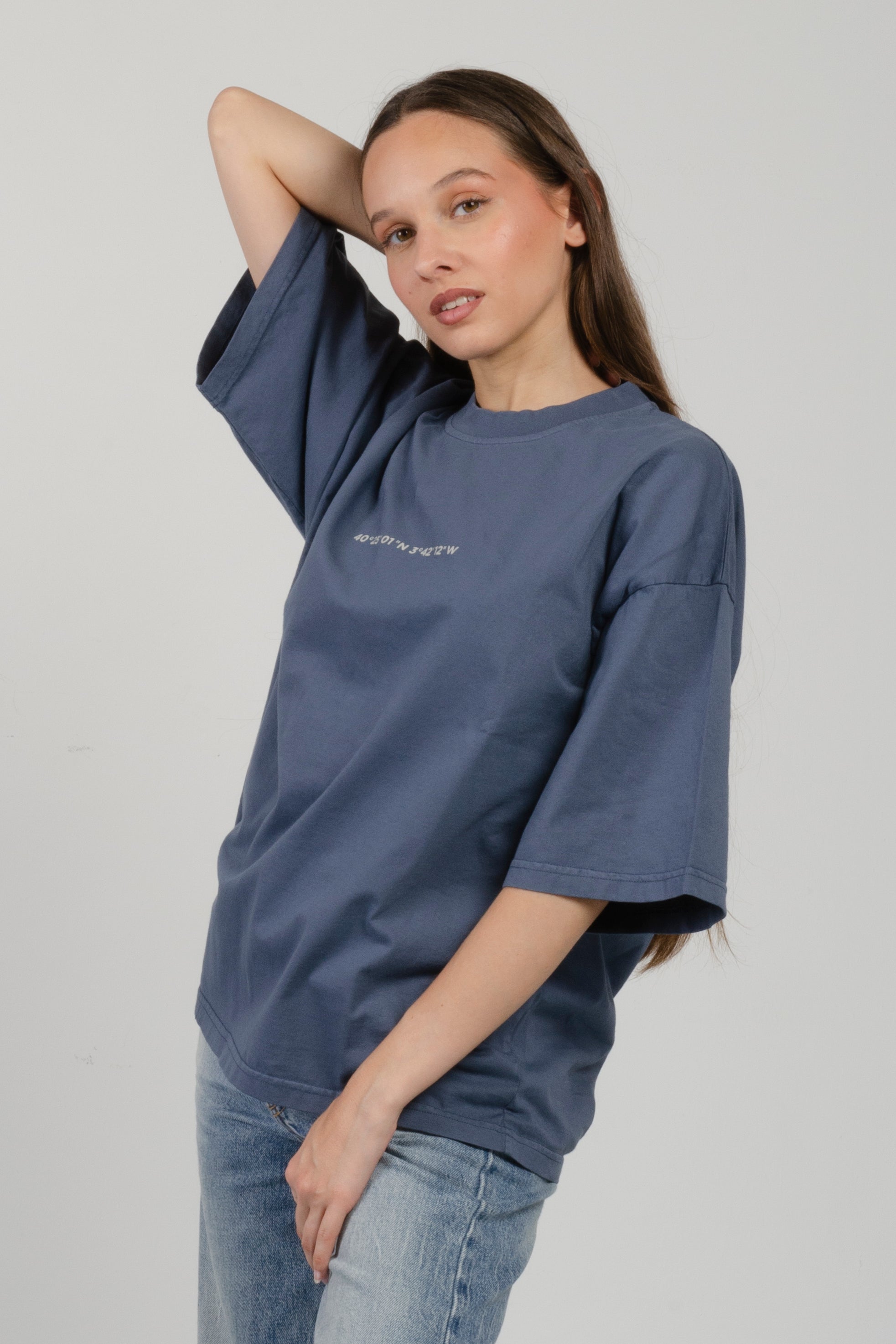 Camiseta Amarras Eastriver unisex corte boxy fit color Azul Marinocon coordenadas Madrid en el pecho.