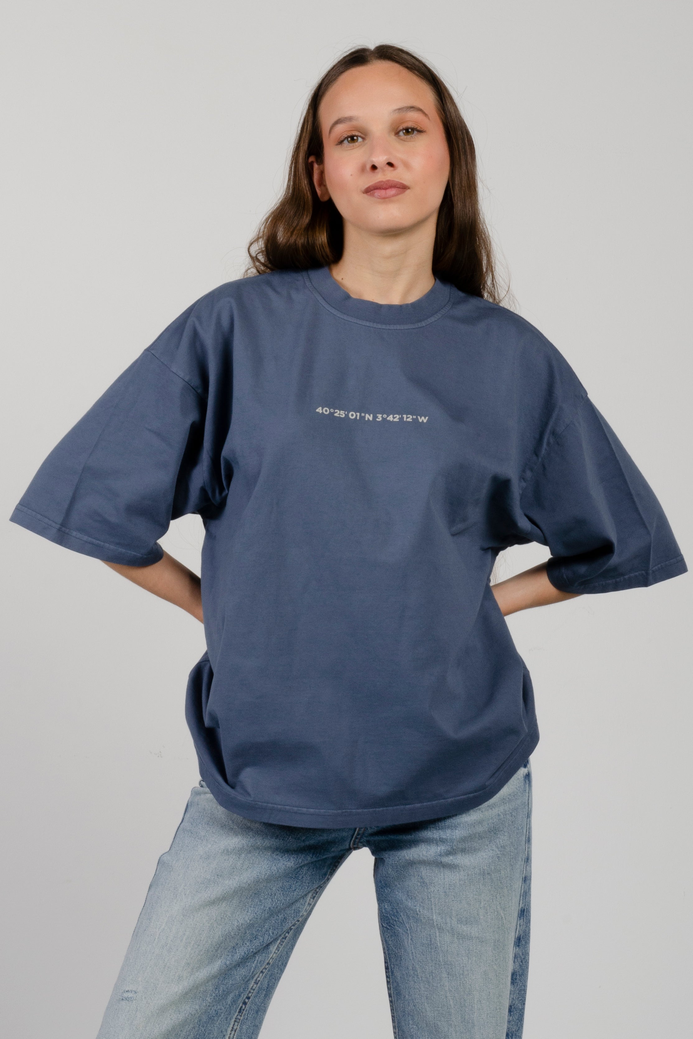 Camiseta Amarras Eastriver unisex corte boxy fit color Azul Marino con coordenadas náuticas en el pecho.