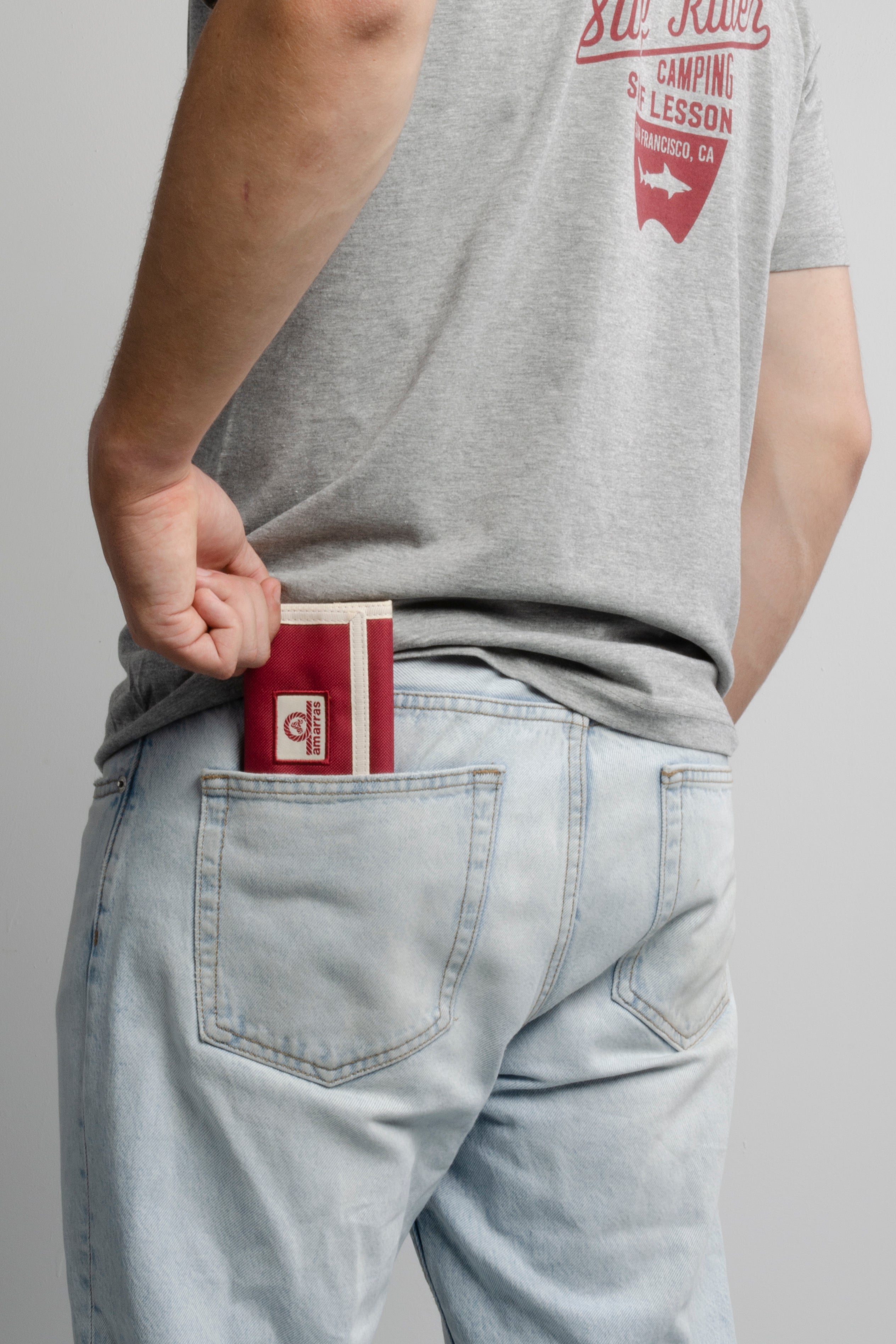 cartera velcro amarras hermit en color granate  detalles en crudo