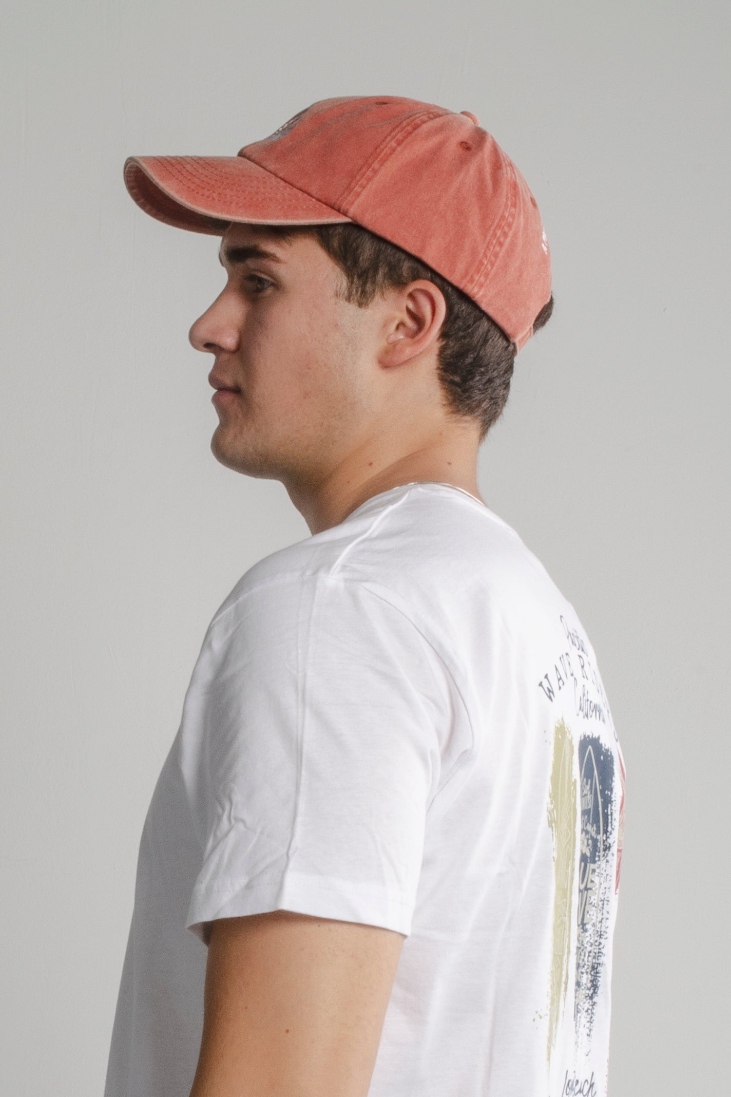 gorra naranja amarras con logo bordado en blanco