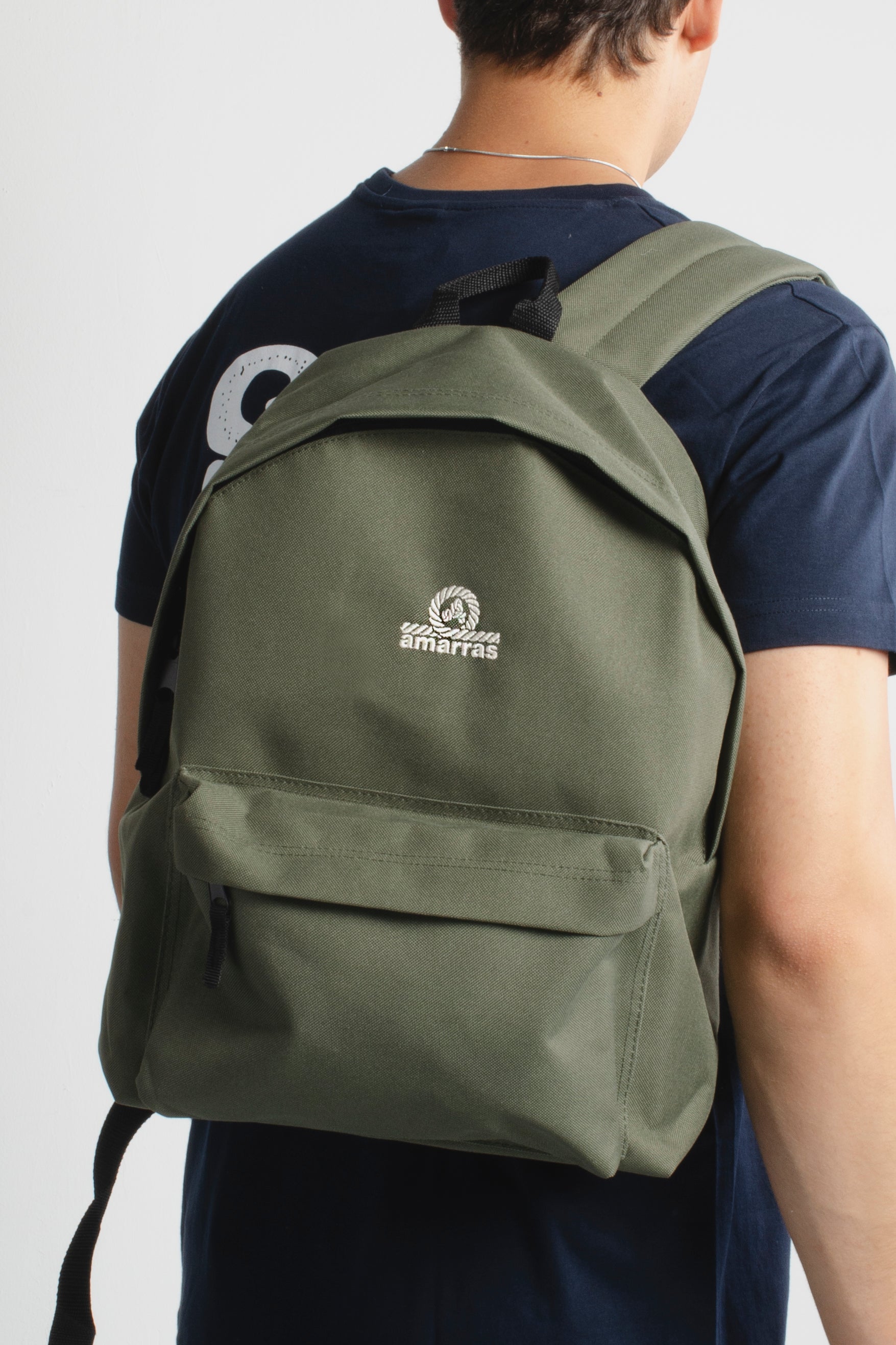 mochila amarras estilo escolar en color khaki con logo bordado en el frente