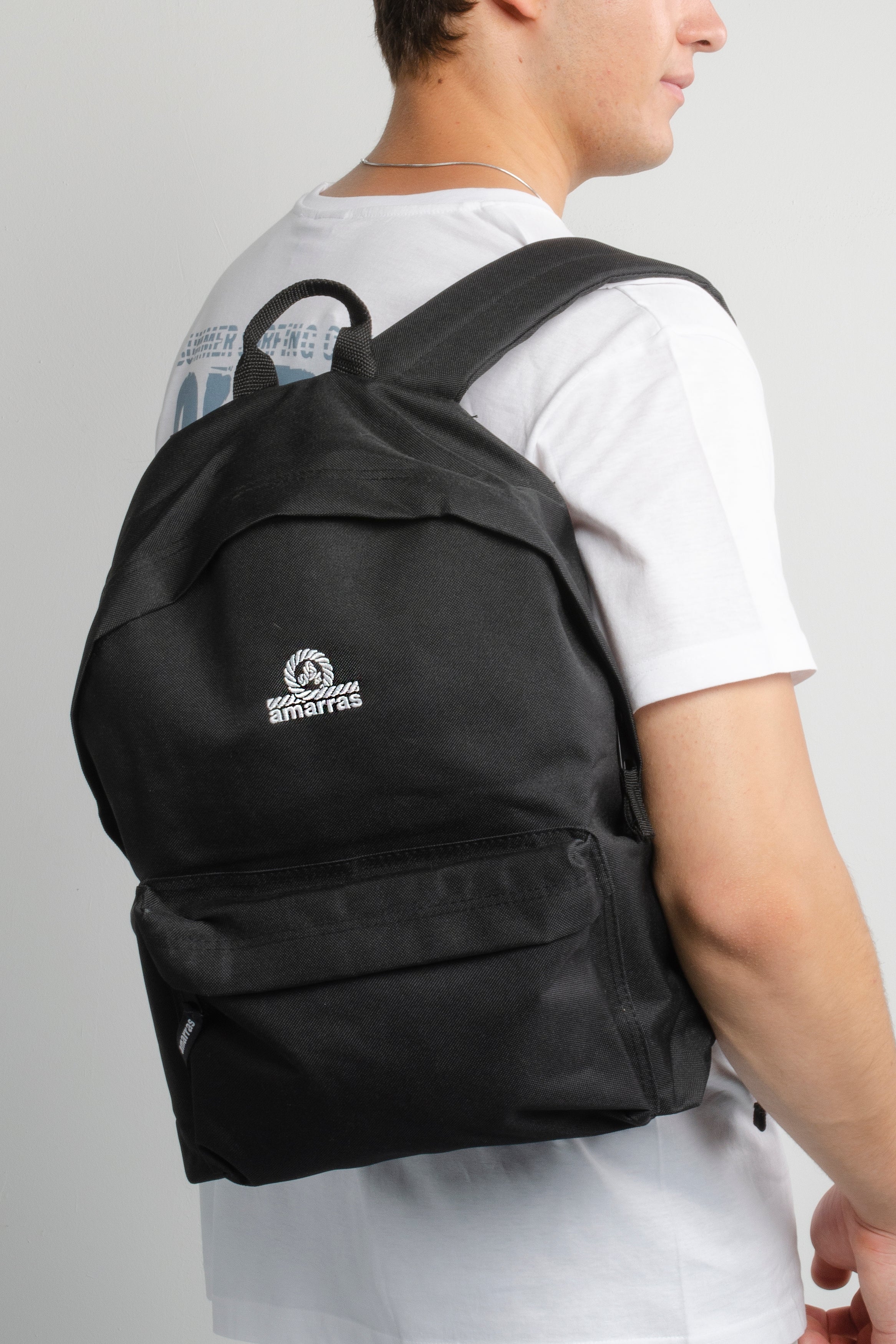 mochila amarras estilo escolar en color negro con logo bordado en el frente