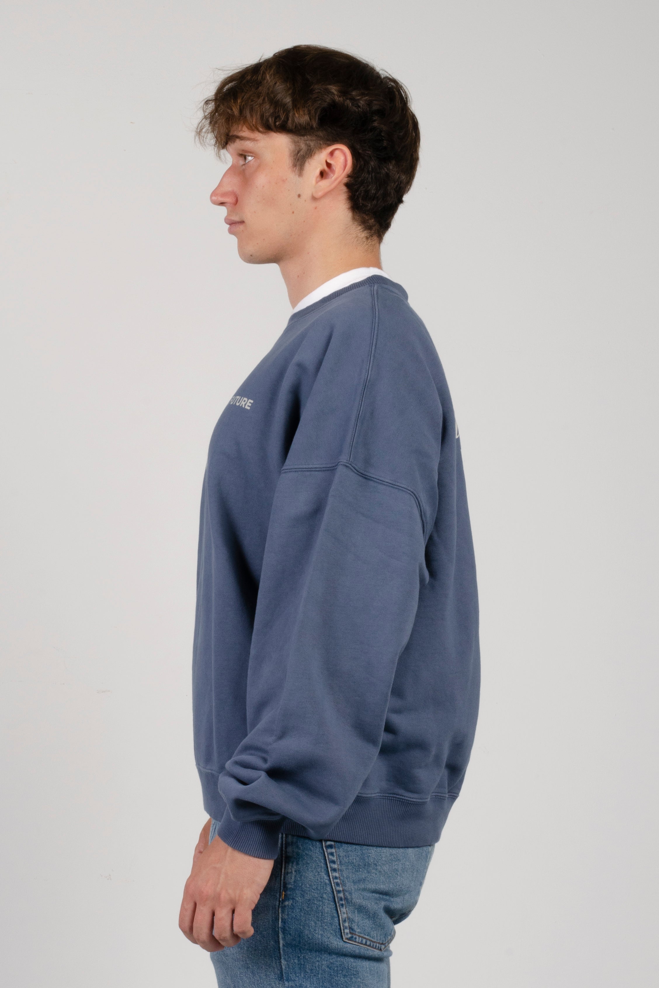 sudadera amarras arrecife de hombre en color azul marino y serigrfia en pecho y espalda y corte boxy