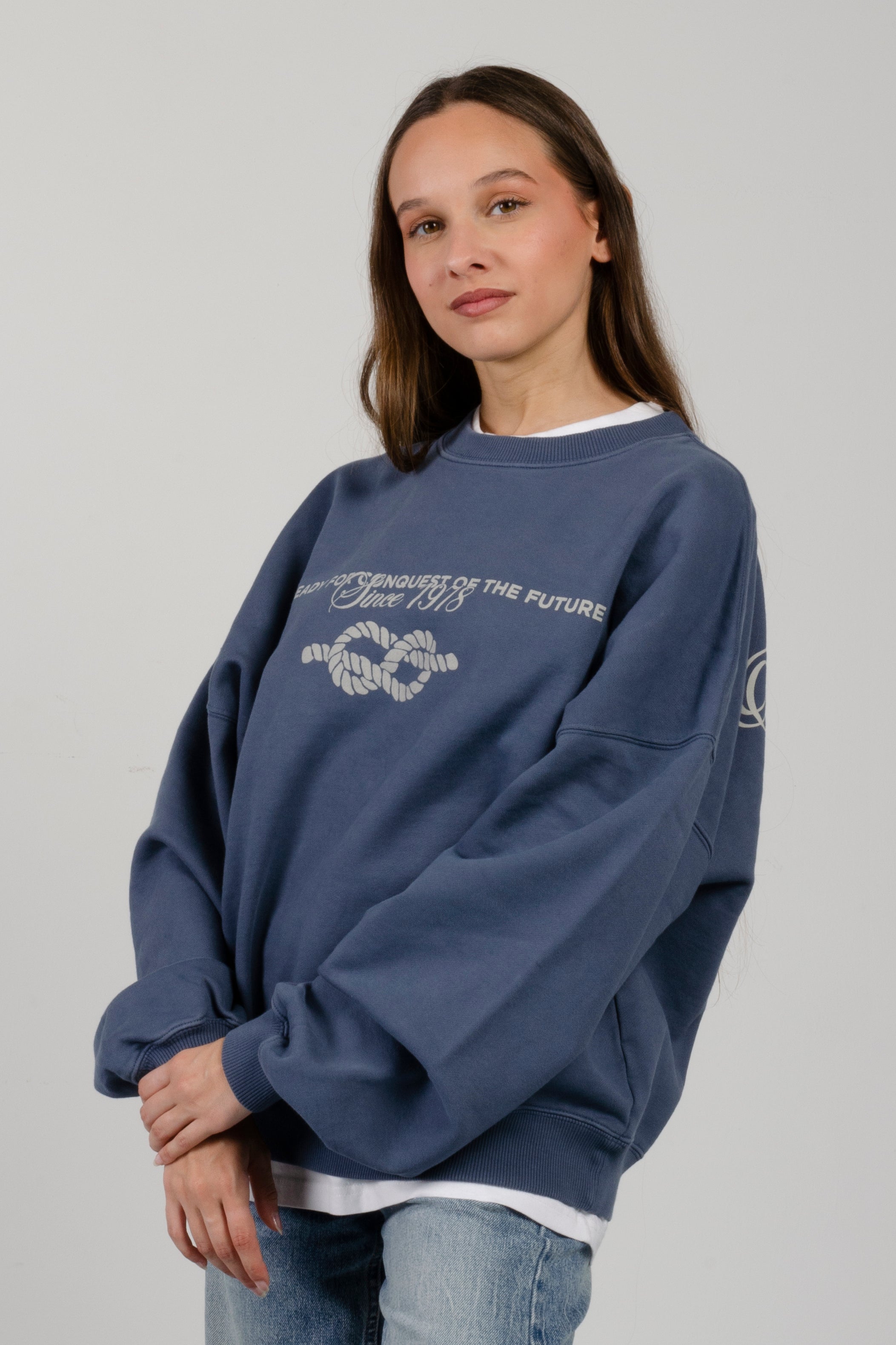 sudadera amarras arrecife de color azul marino de mujer con letras en pecho y espalda