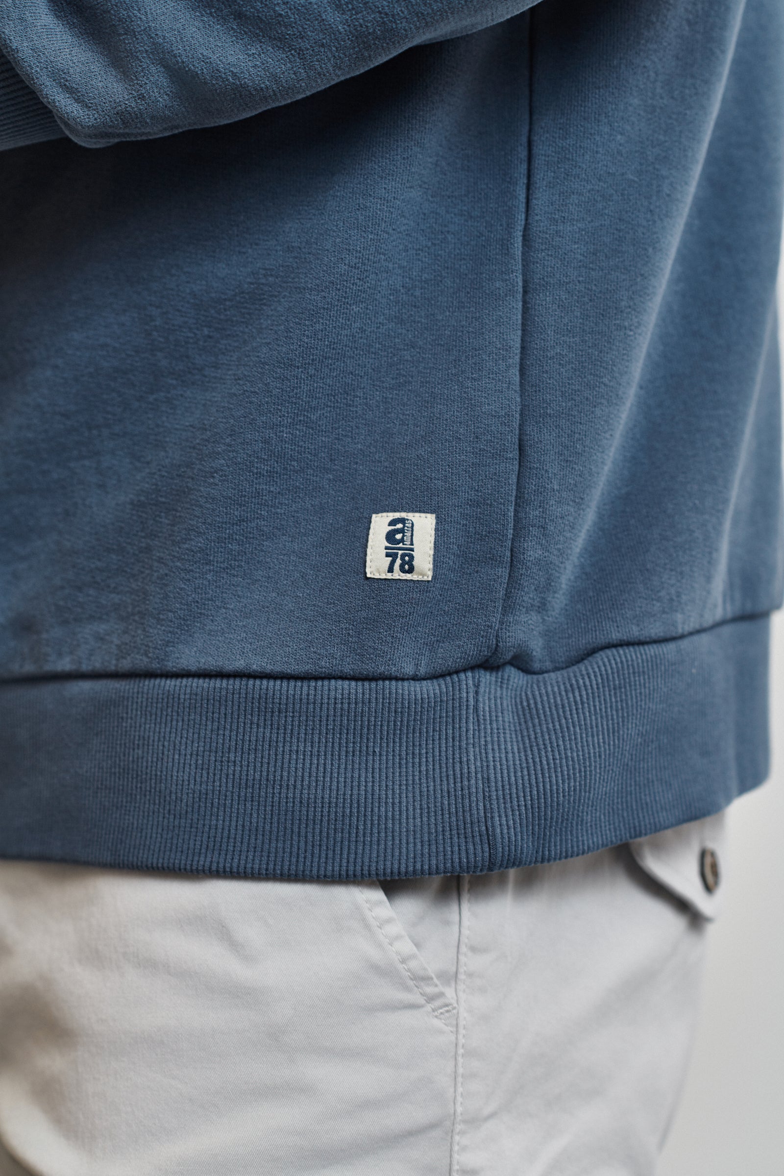 Sudadera azul marino de hombre con logo de amarras en la espalda