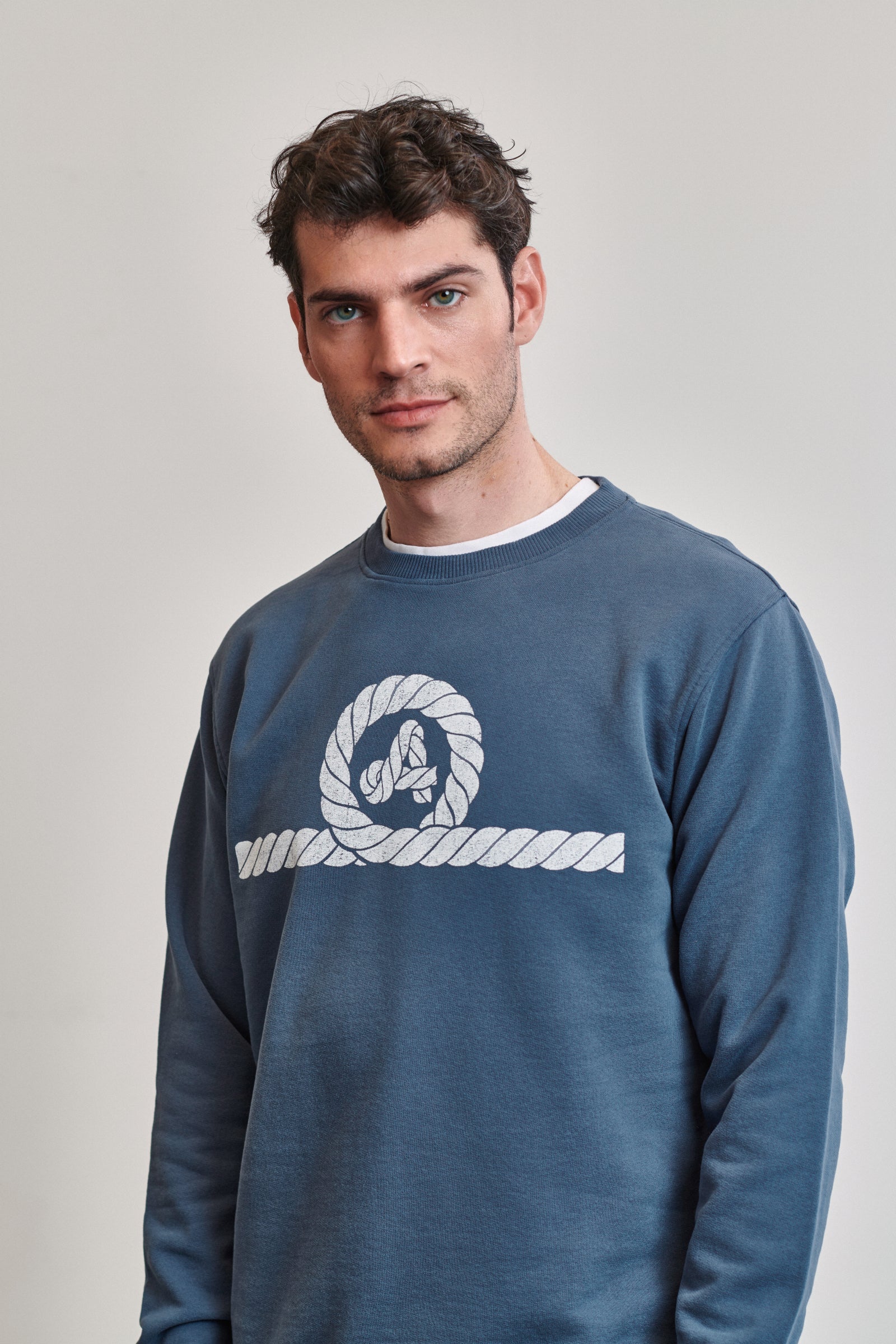 Sudadera azul marino de hombre con logo de amarras en la espalda