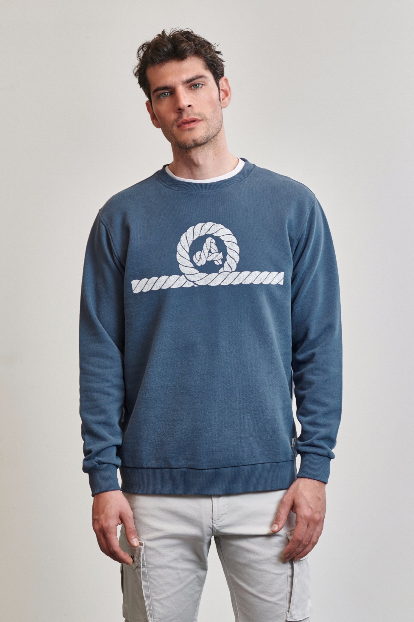 Sudadera azul marino de hombre con logo de amarras en la espalda