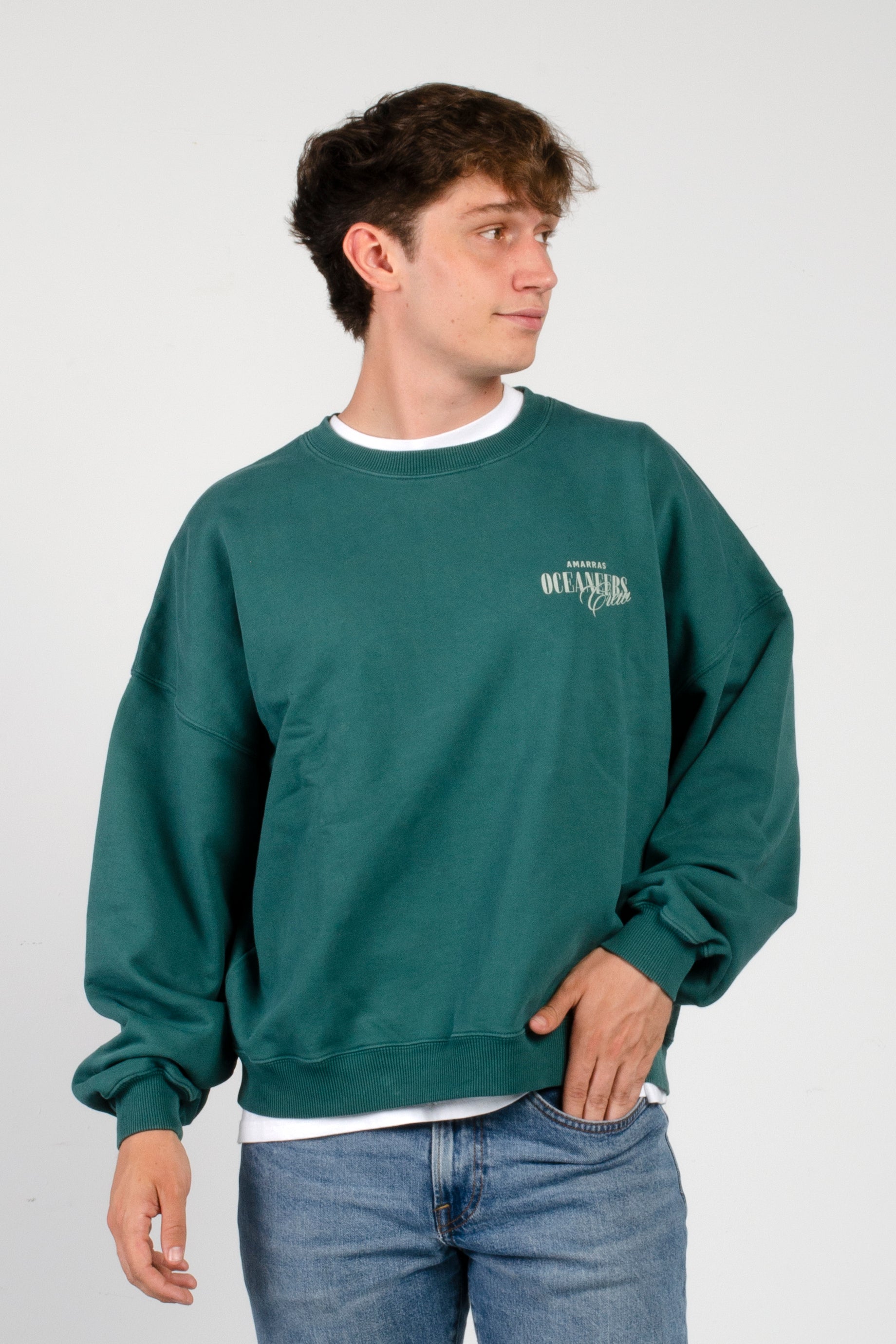 sudadera amaras pier 17 de hombre en color verde con serigrafia en pecho y espalda con corte boxy e inspiración náutica