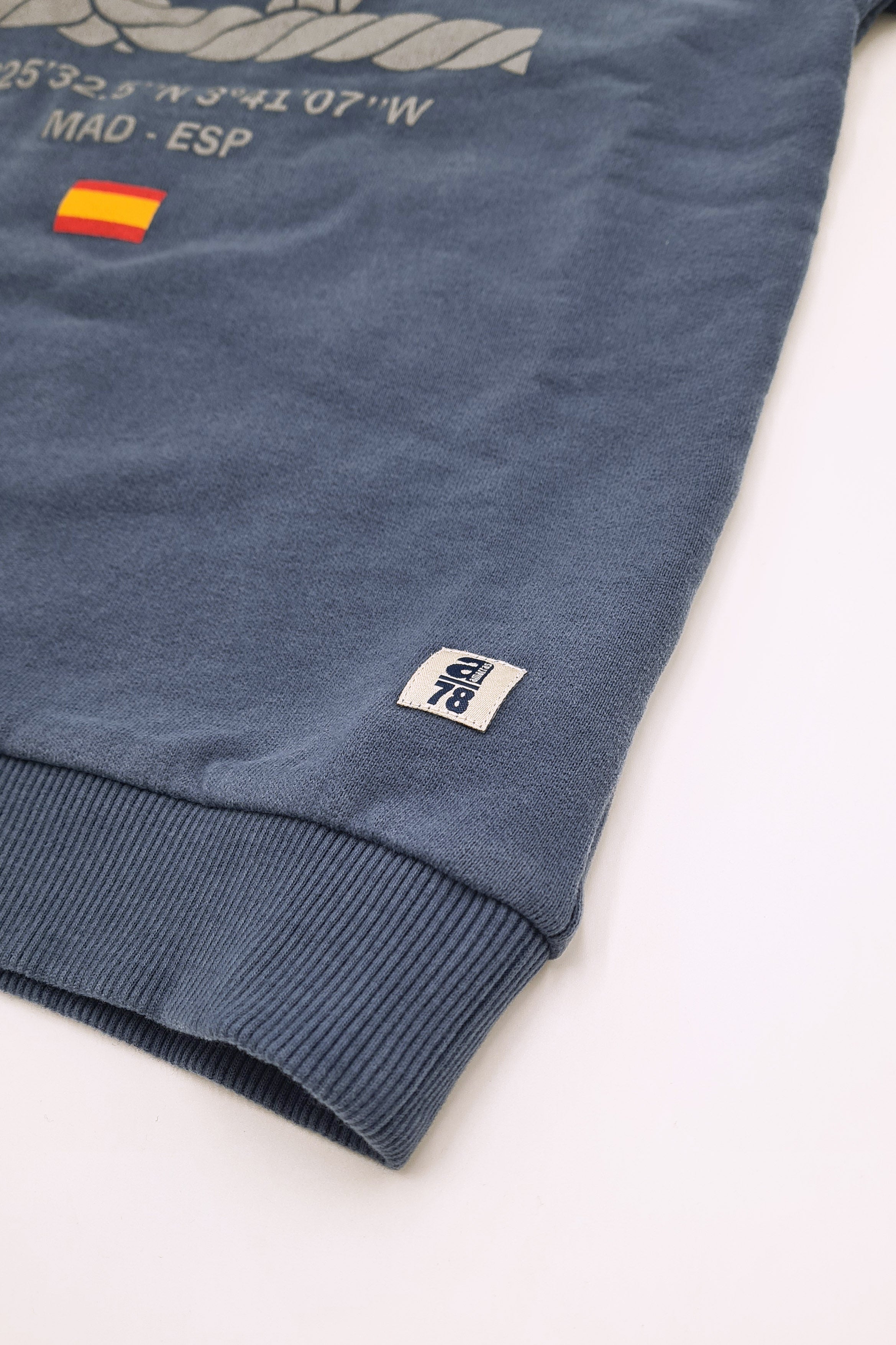 sudadera infantil amarras sailcup color azul marino con logo y bandera espana