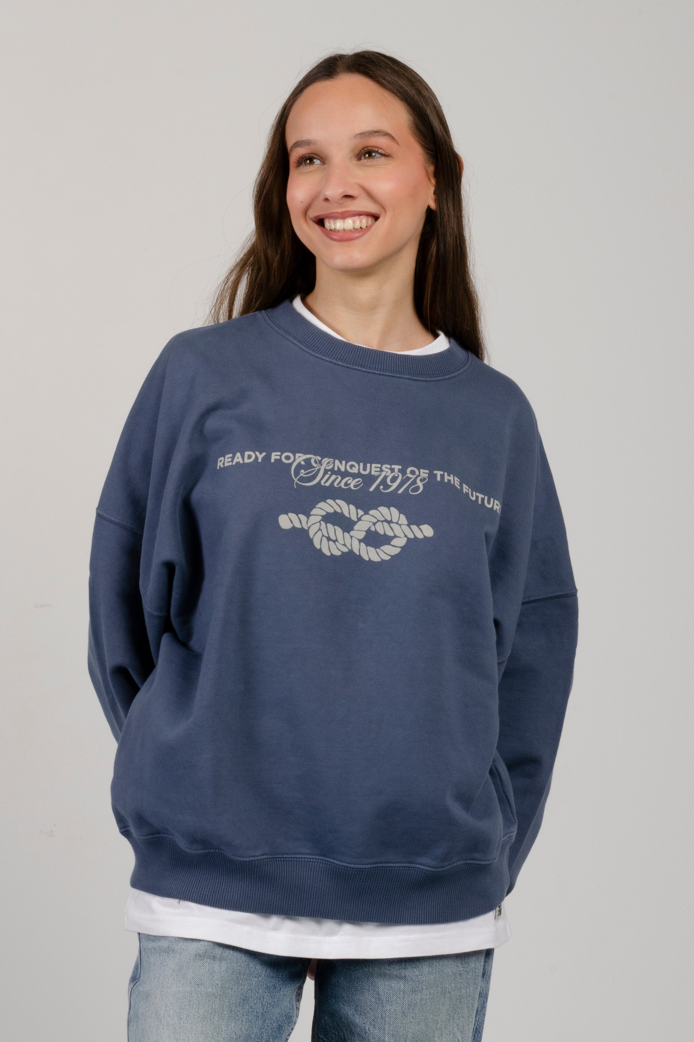 sudadera amarras arrecife de mujer con corte boxy en azul marino con letras en pecho