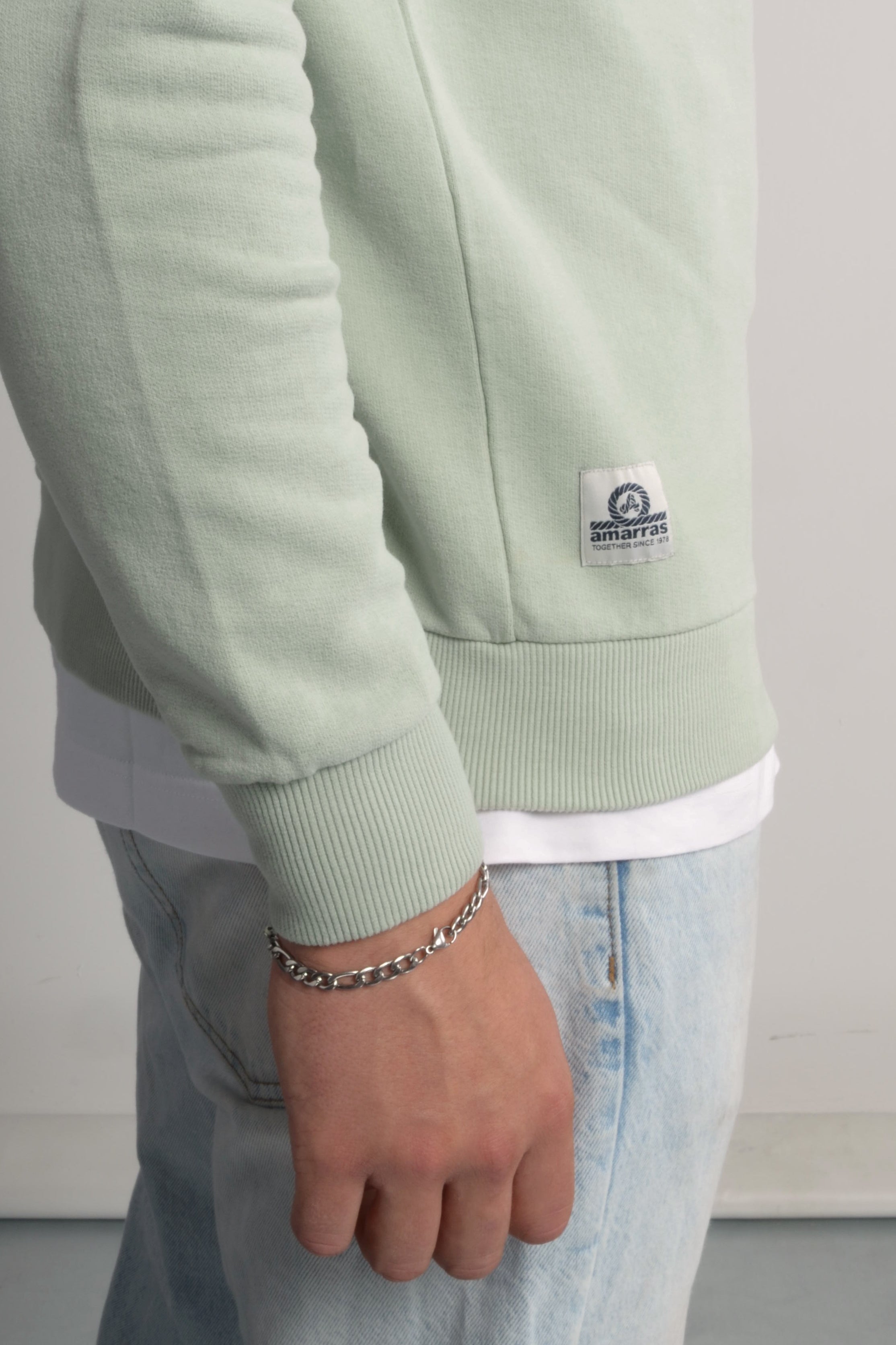 sudadera clásica amarras berellín de hombre en color verde claro con serigrafia en pecho y espalda 