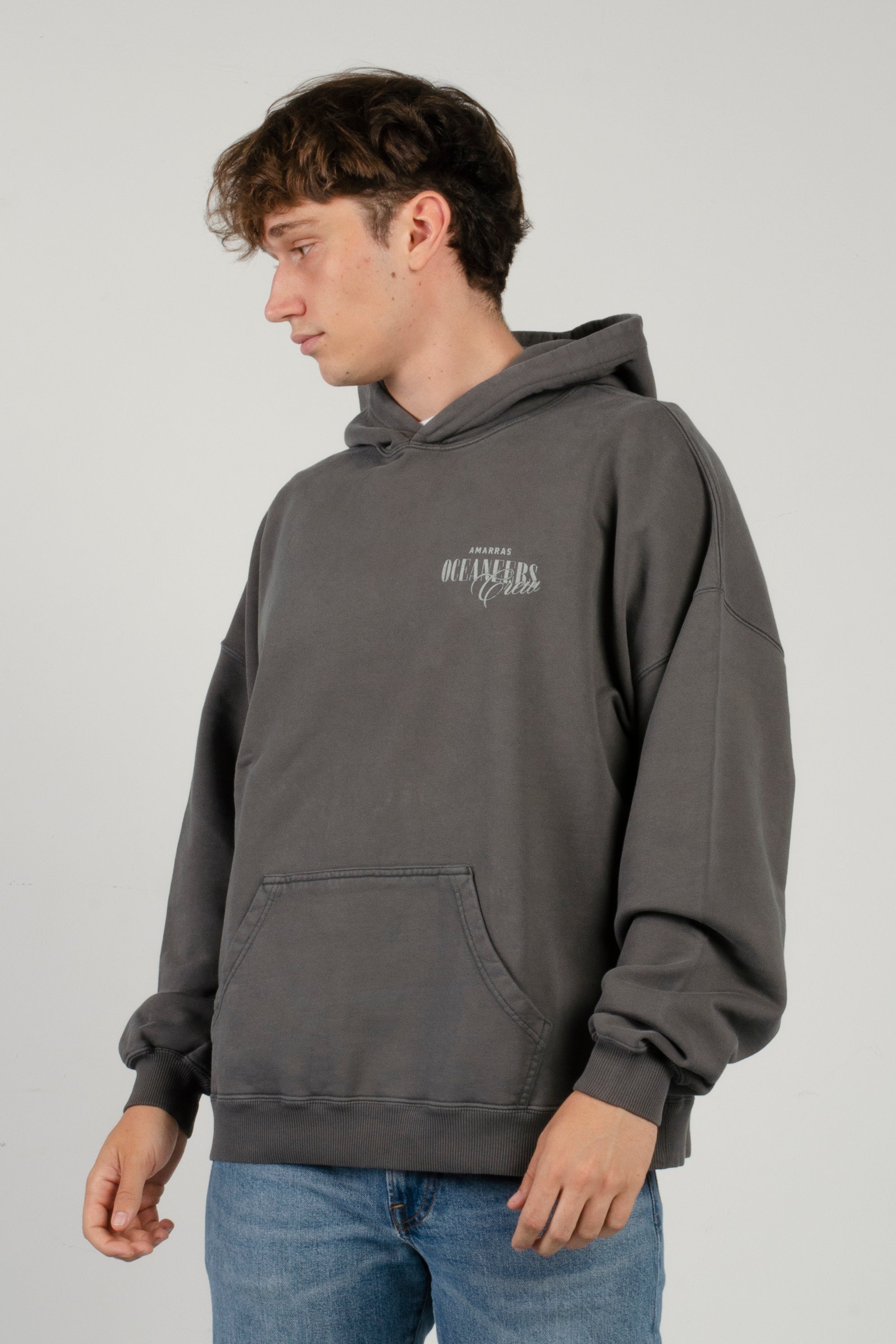 sudadera con capucha amarras dock de hombre en color gris oscuro y serigrafia en pecho y espalda con corte boxy e inspiración náutica