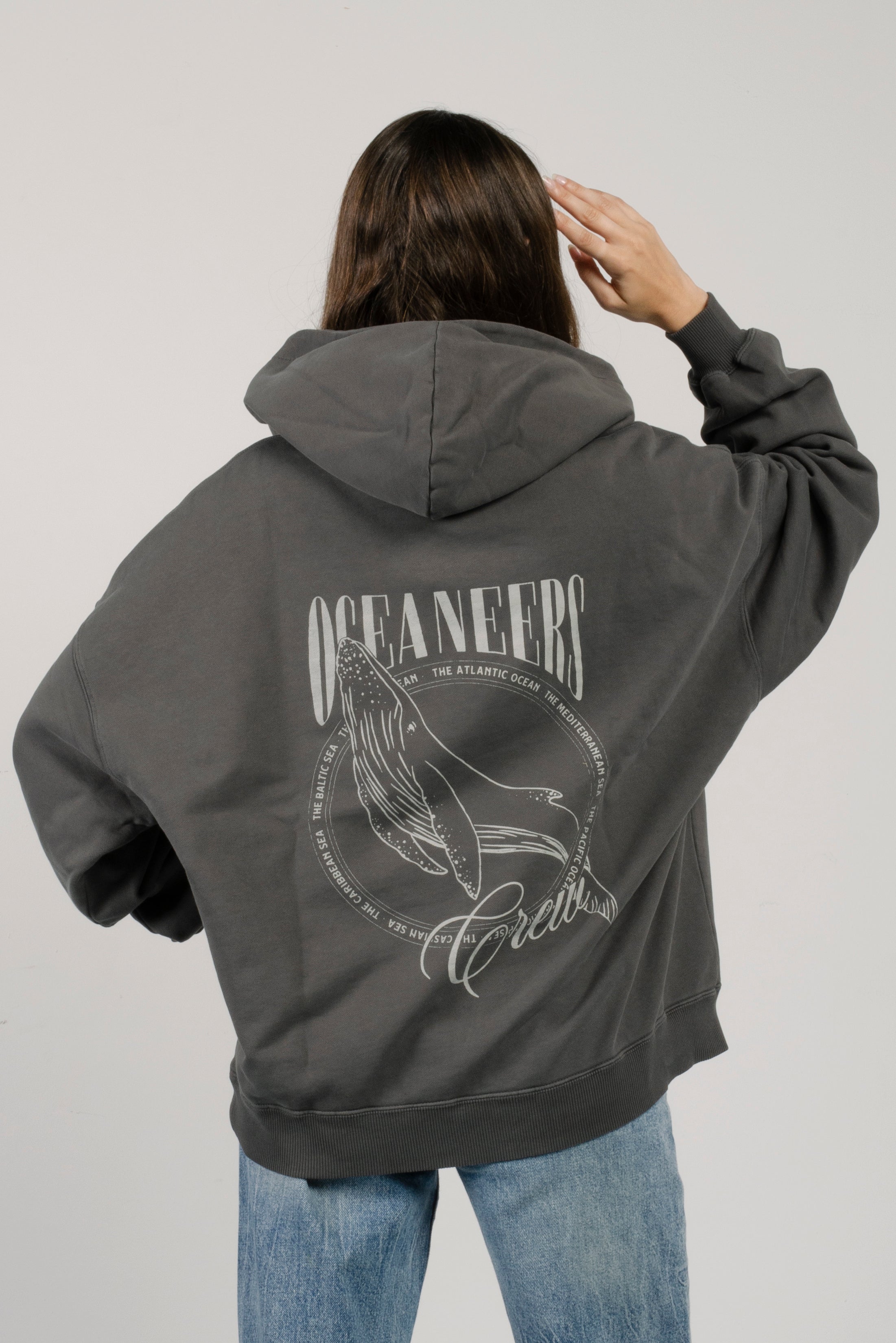 sudadera con capucha amarras dock de mujer en color gris con estampado en pecho y corte boxy