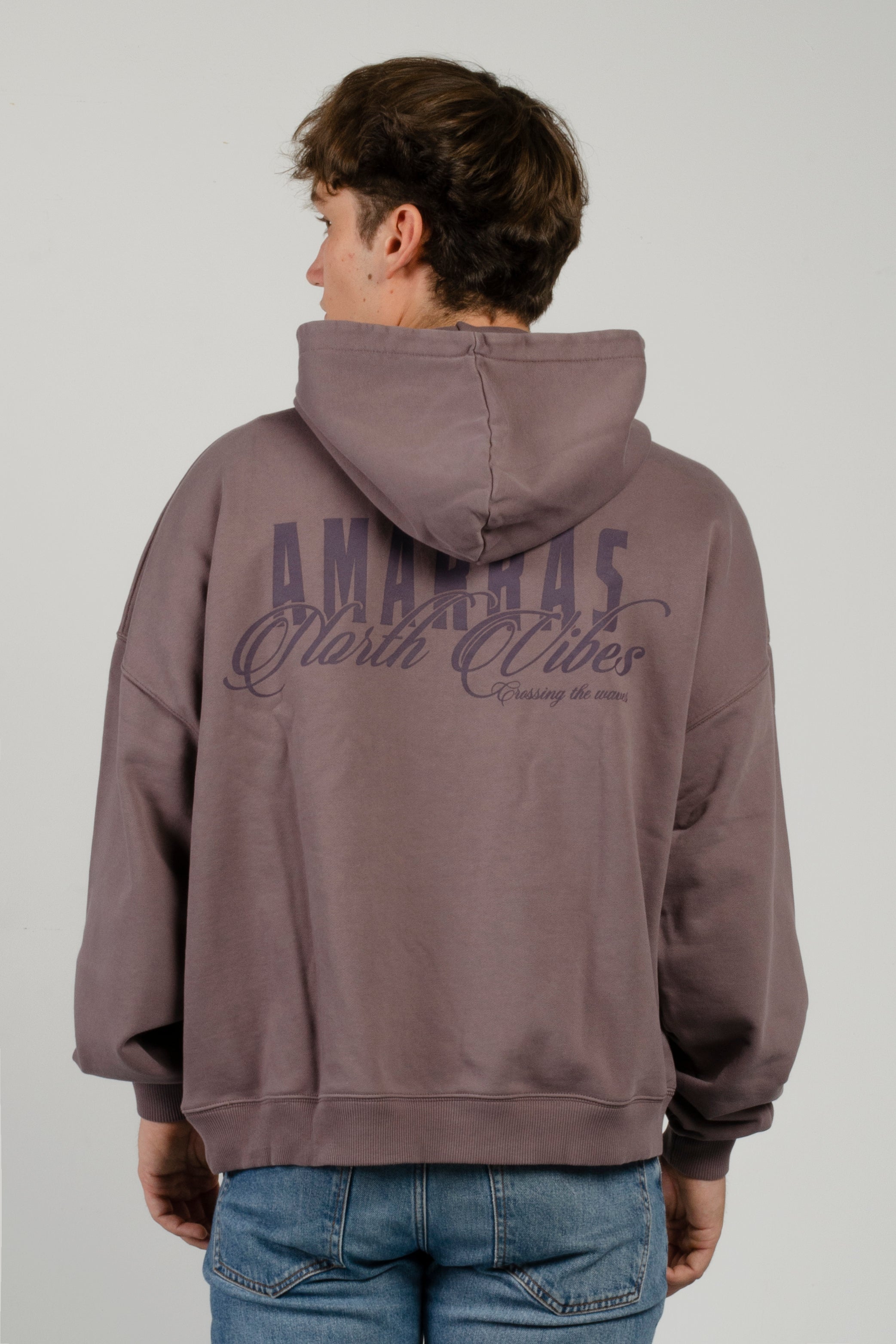 sudadera con capucha amarras lifestyle de hombre en color dusty purple con erigrafia en pecho y espalda con corte boxy e inspiración náutica