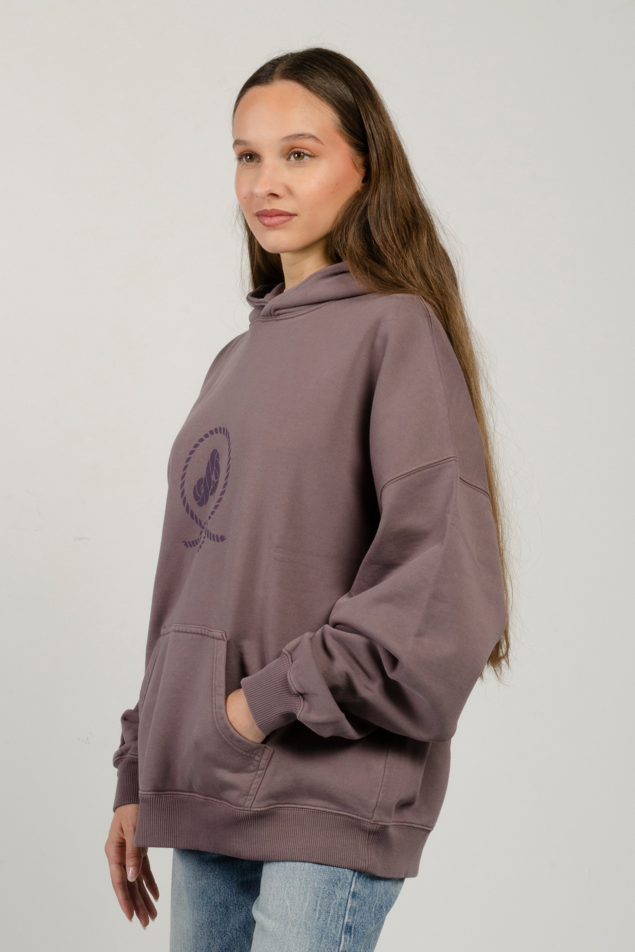 sudadera con capucha amarras lifestyle de mujer en color dusty purple con serigrafia en pecho y espalda y corte boxy