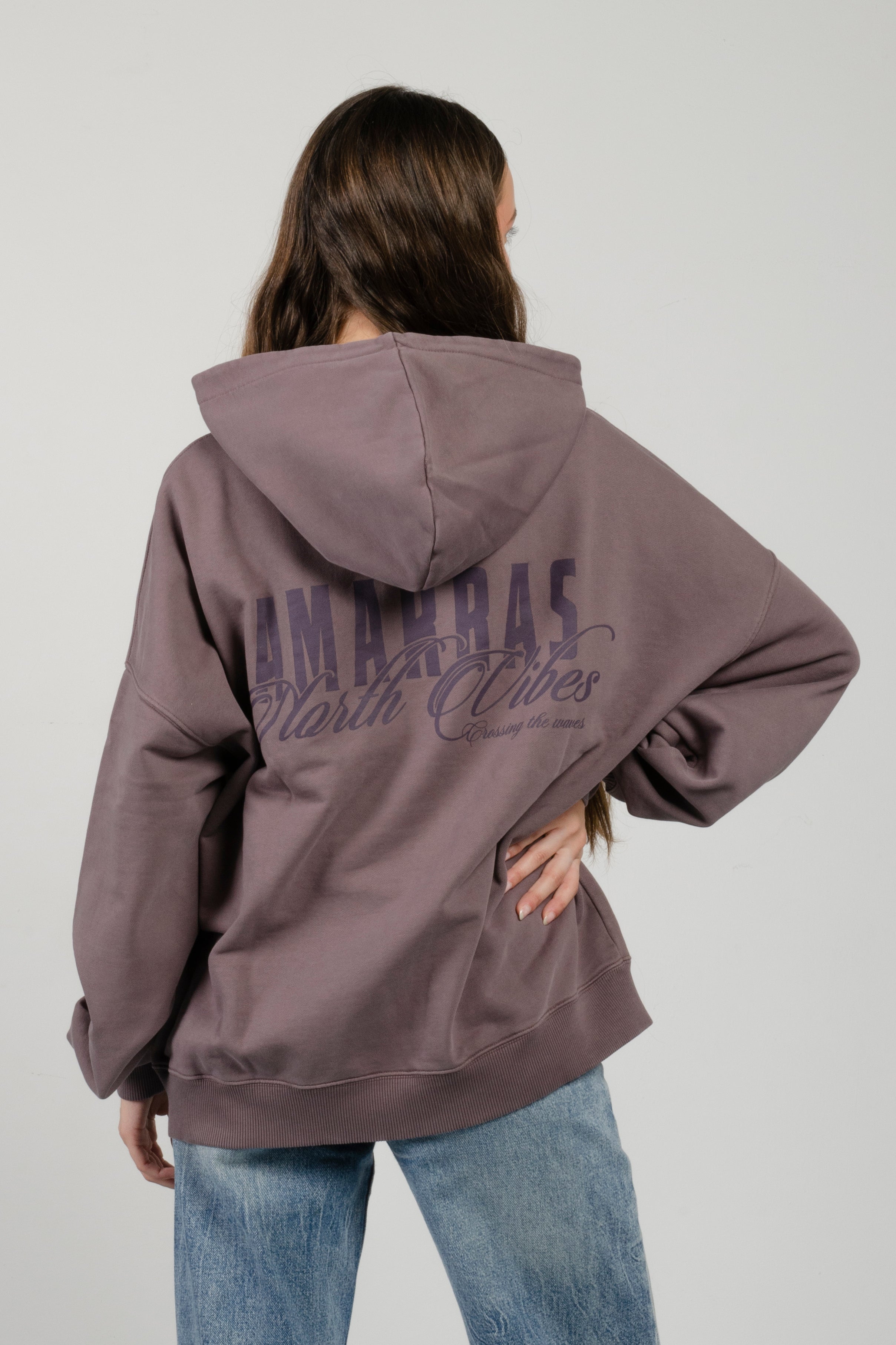 sudadera con capucha amarras lifestyle de mujer en color dusty purple y con serigrafia en pecho y espalda y corte boxy