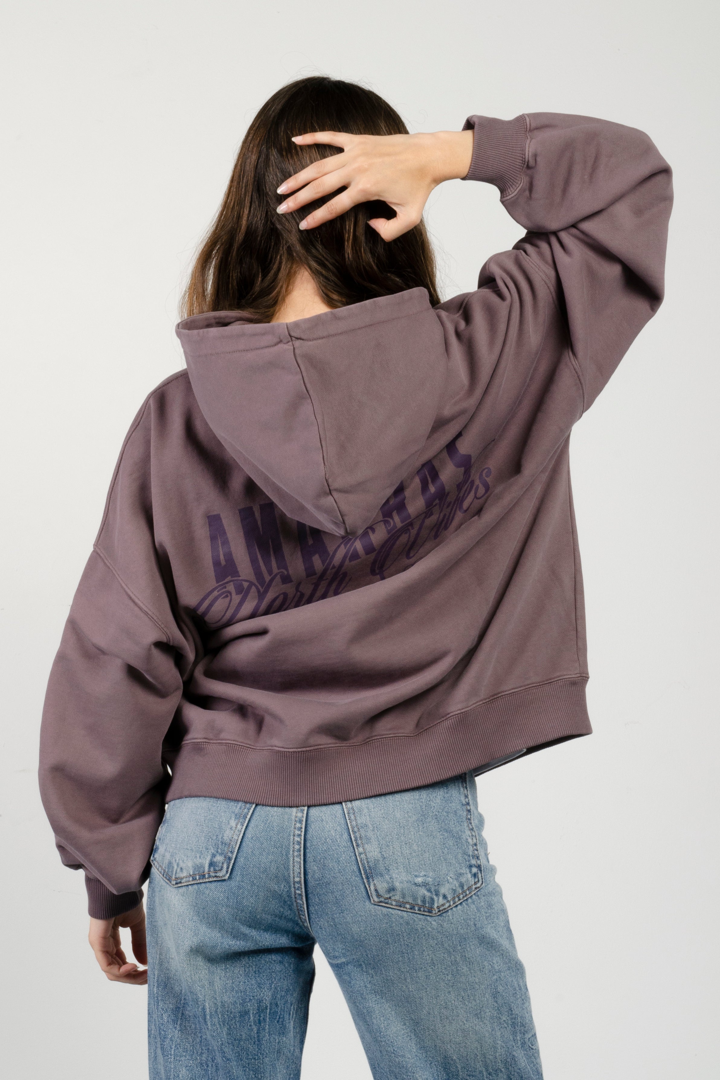 sudadera con capucha amarras lifestyle de mujer en color dusty purple y con serigrafia en pecho y espalda y corte boxy