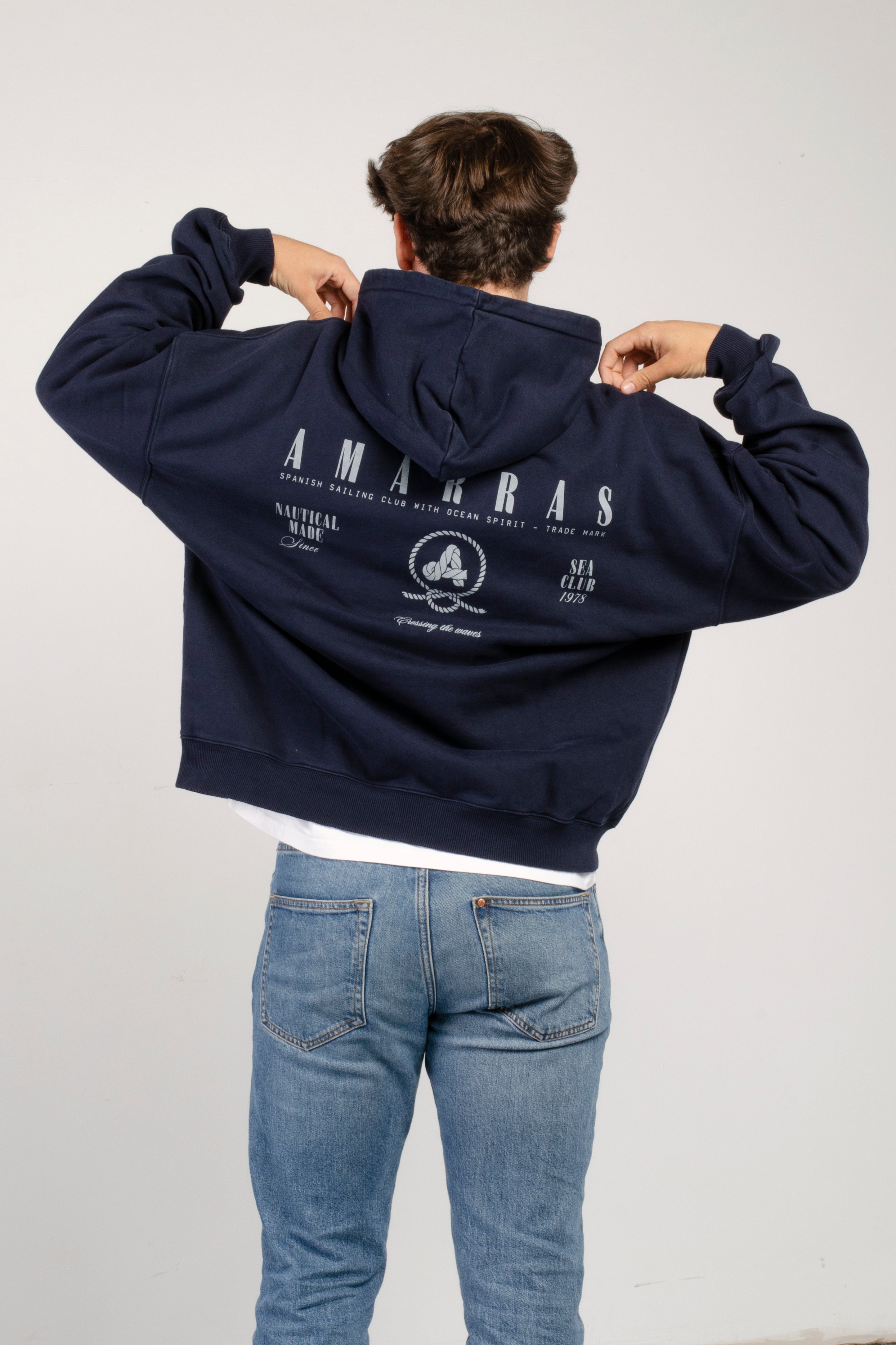 sudadera con capucha amarras seaport de hombre en color azul marino y con serigrafia en pecho y espalda y corte boxy