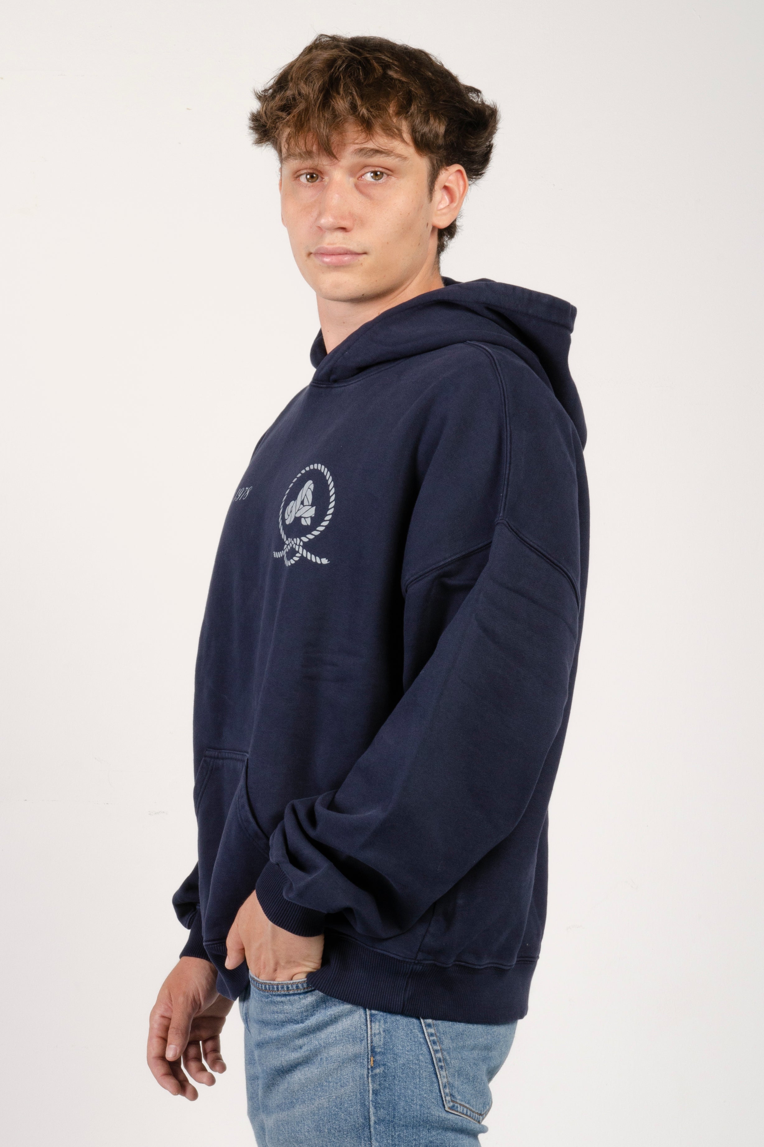 camiseta con capucha amarras seaport de hombre en color azul marino con estampado en pecho y espalda y corte boxy