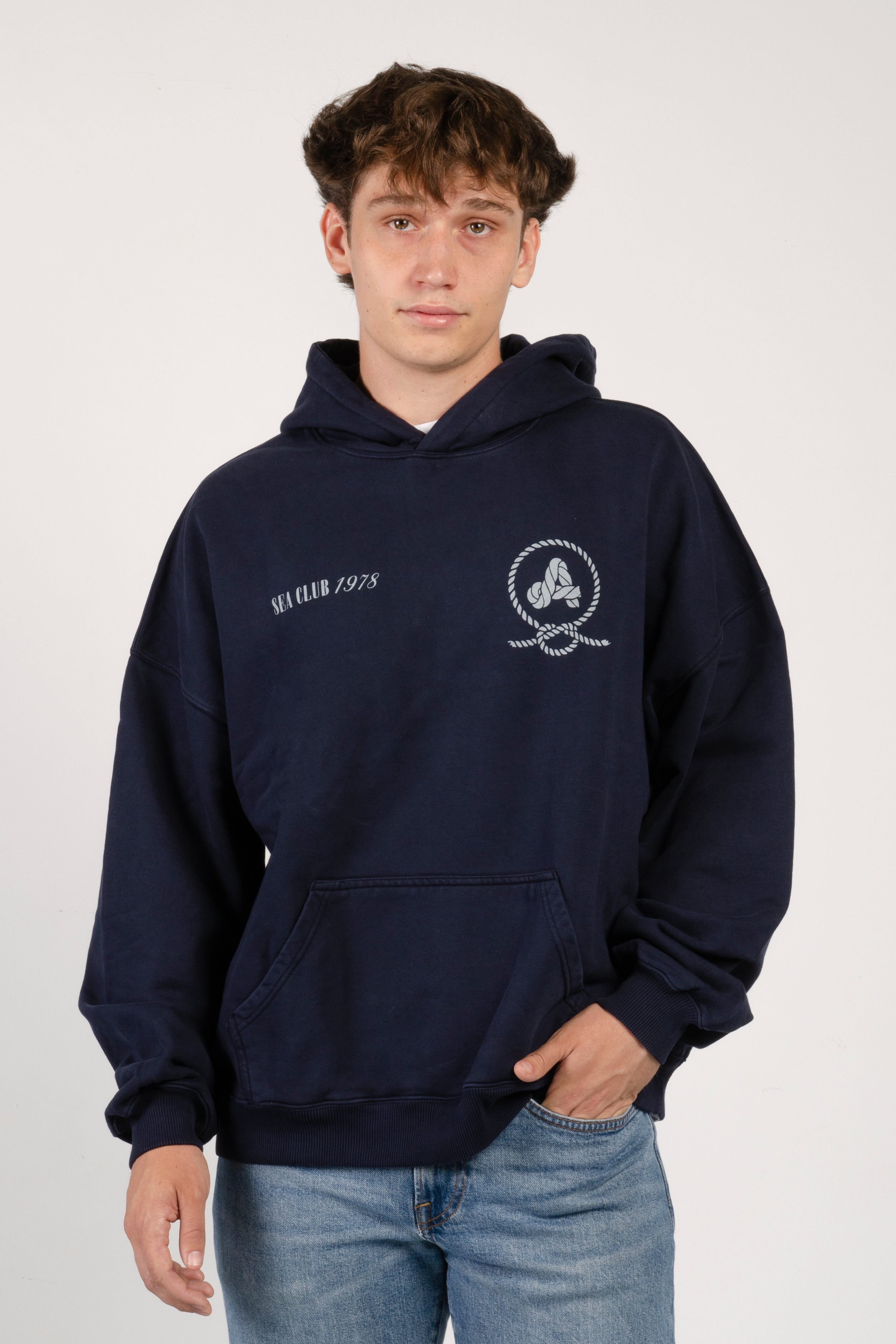 sudadera con capucha amarras seaport de hombre en color azul marino y con serigrafia en pecho y espalda y corte boxy