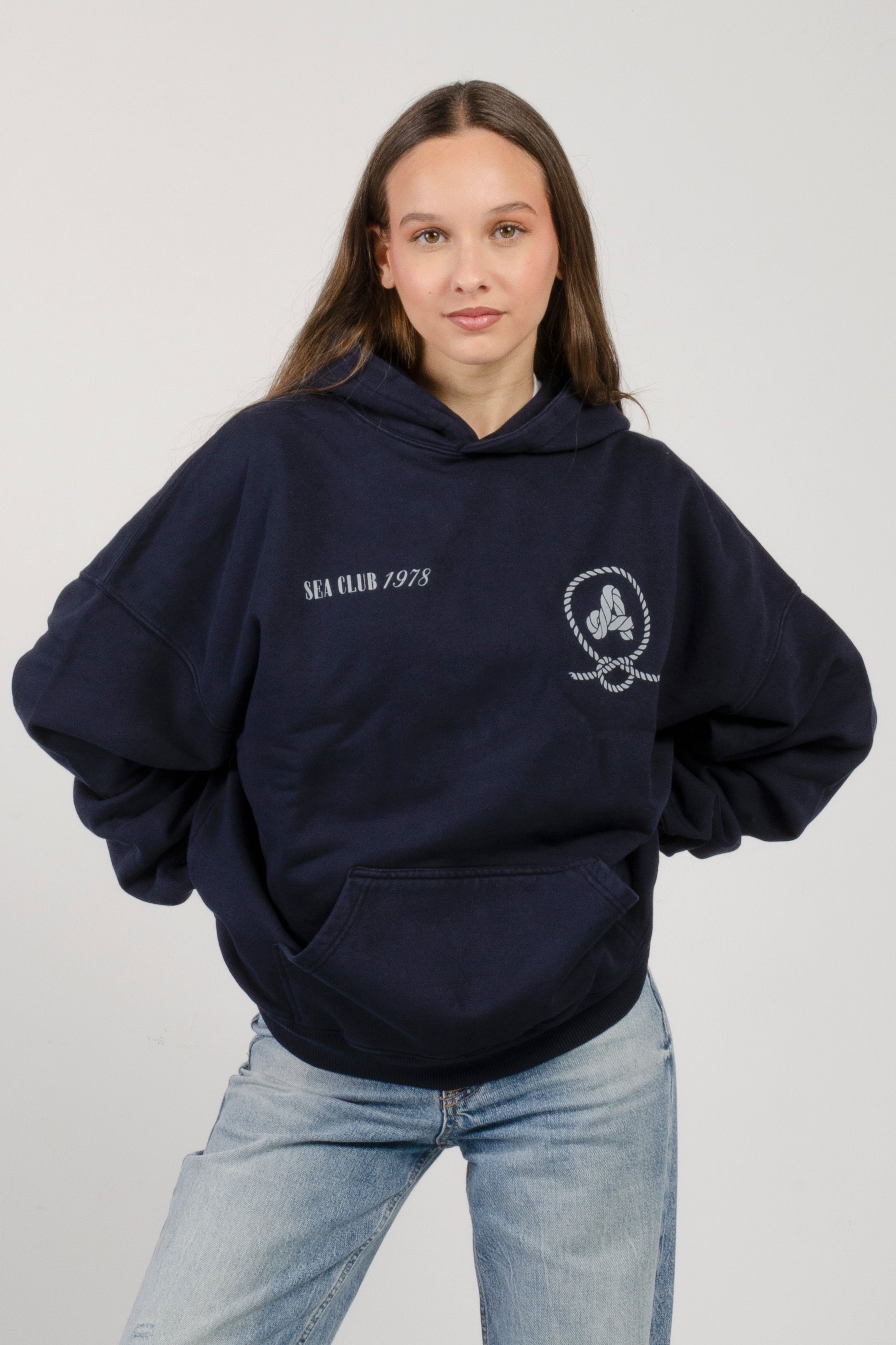 sudadera con capucha amarras seaport de mujer en color azul marino con estampado en pecho y corte boxy
