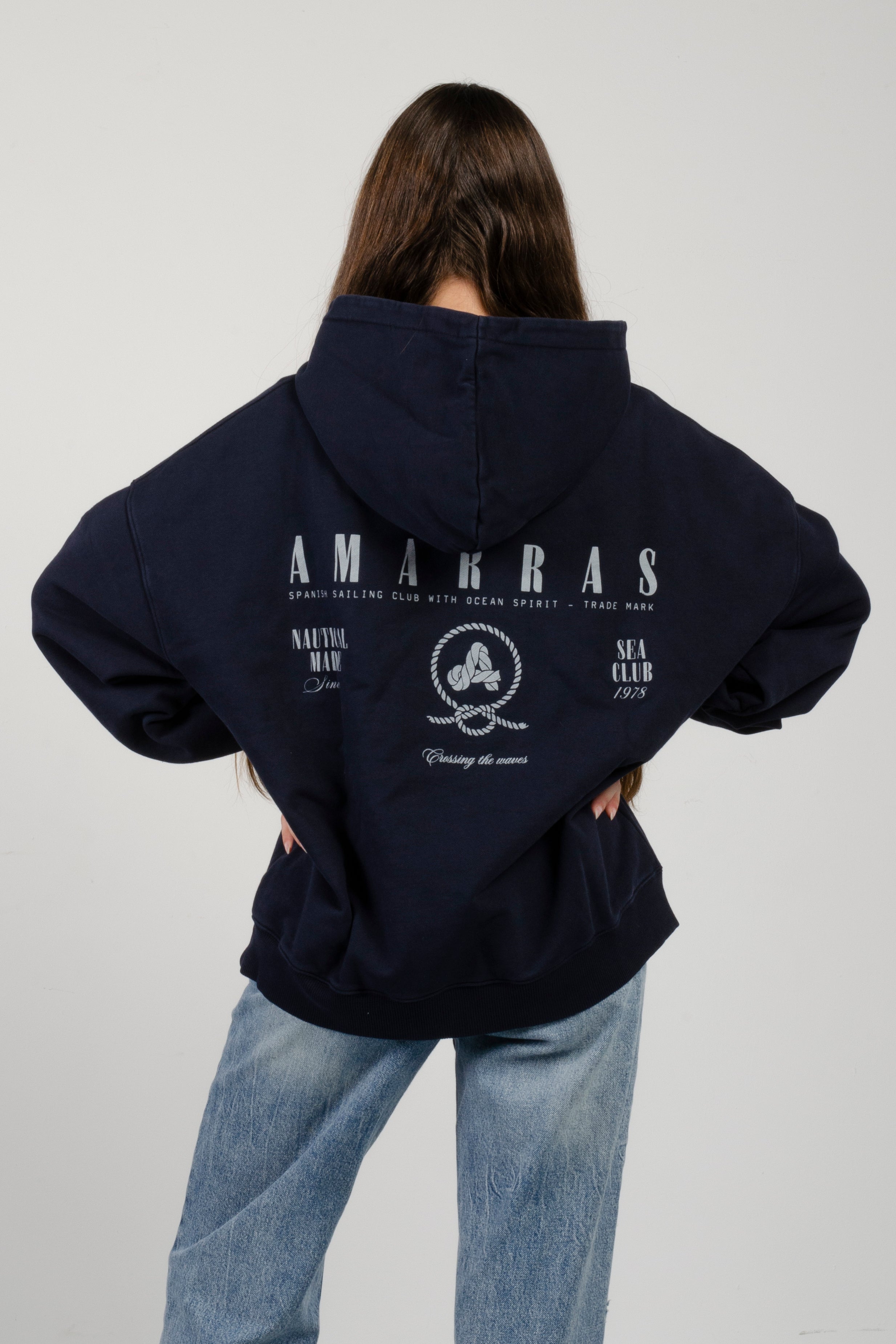 sudadera con capucha amarras seaport de mujer en color azul marino con estampado en pecho y corte boxy