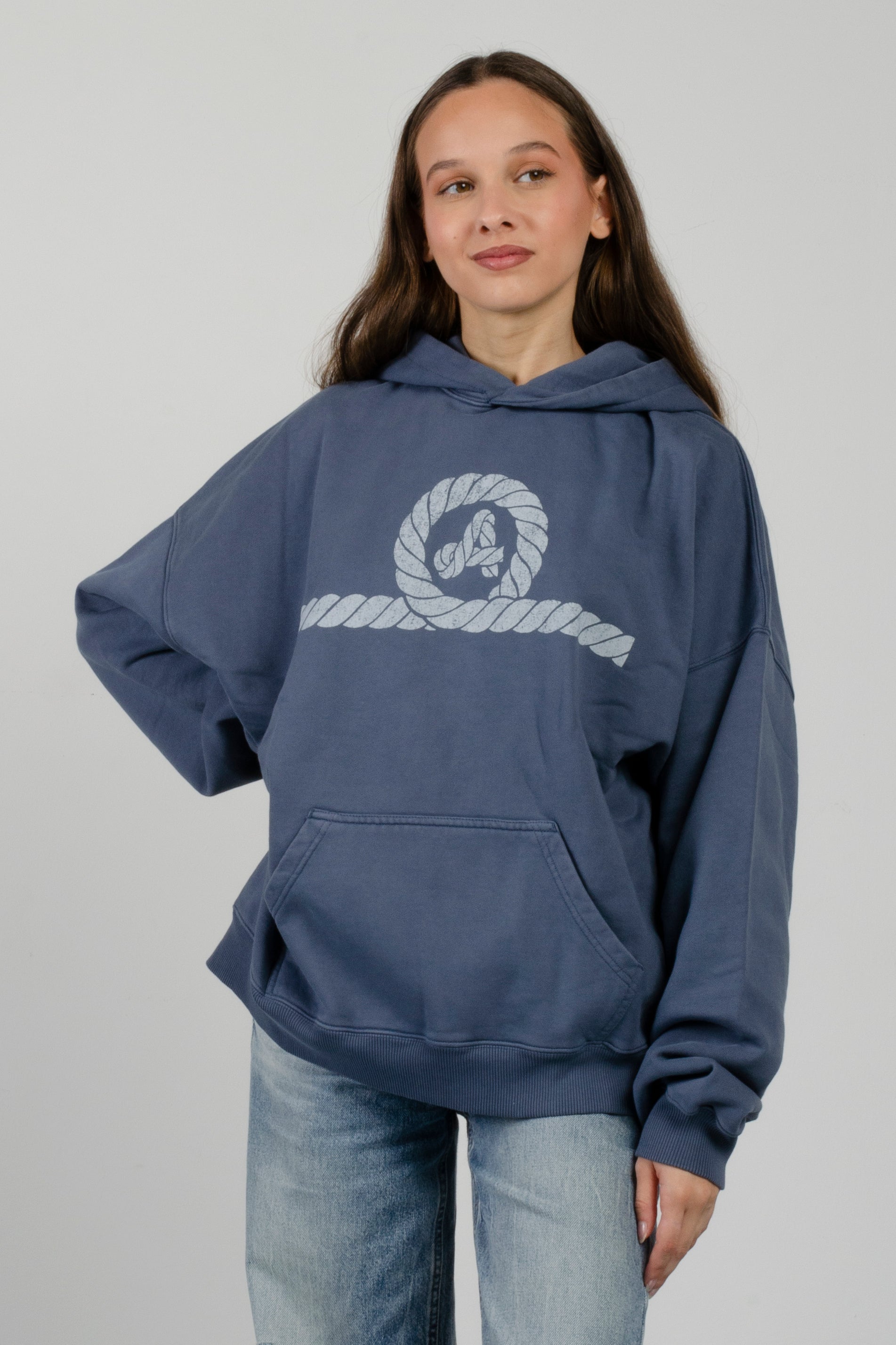 sudadera con capucha amarras waterfront en color azul marino con estampado en pecho y corte boxy