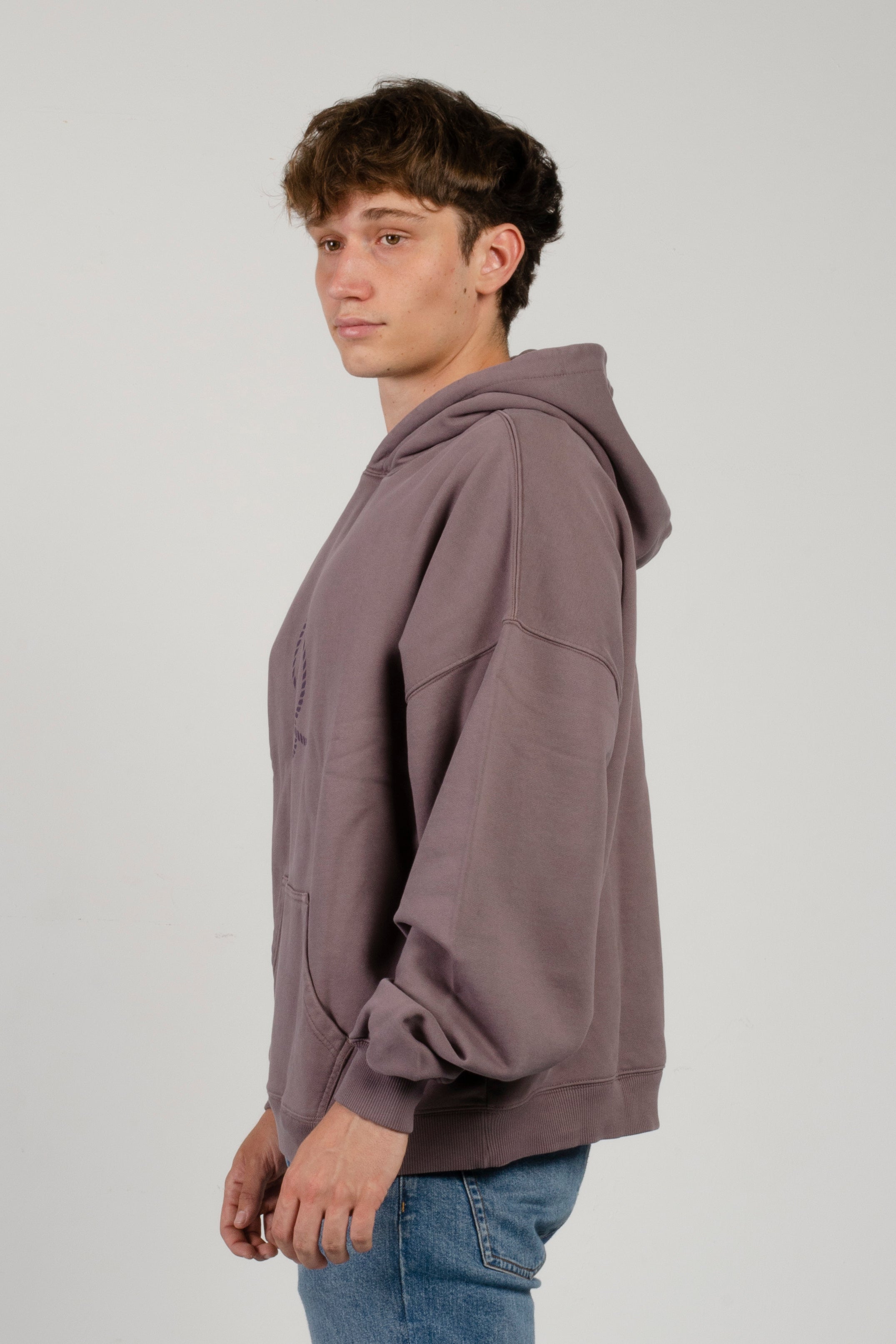 sudadera con capucha amarras lifestyle de hombre en color dusty purple con serigrafia en pecho y espalda con corte boxy e inspiración náutica