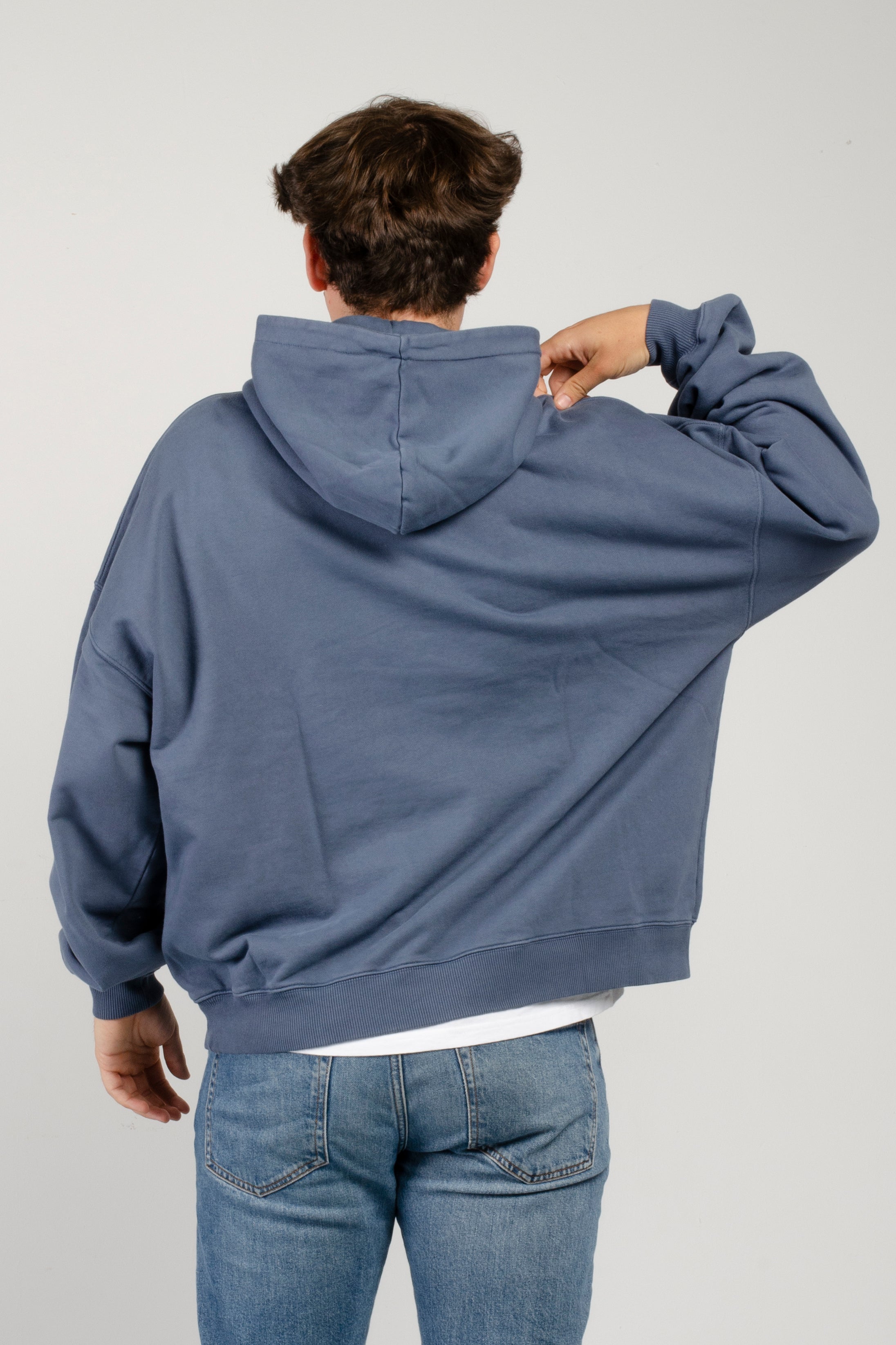 sudadera con capucha amarras waterfront de hombre en color azul marino y serigrafia en pecho y espalda con corte boxy