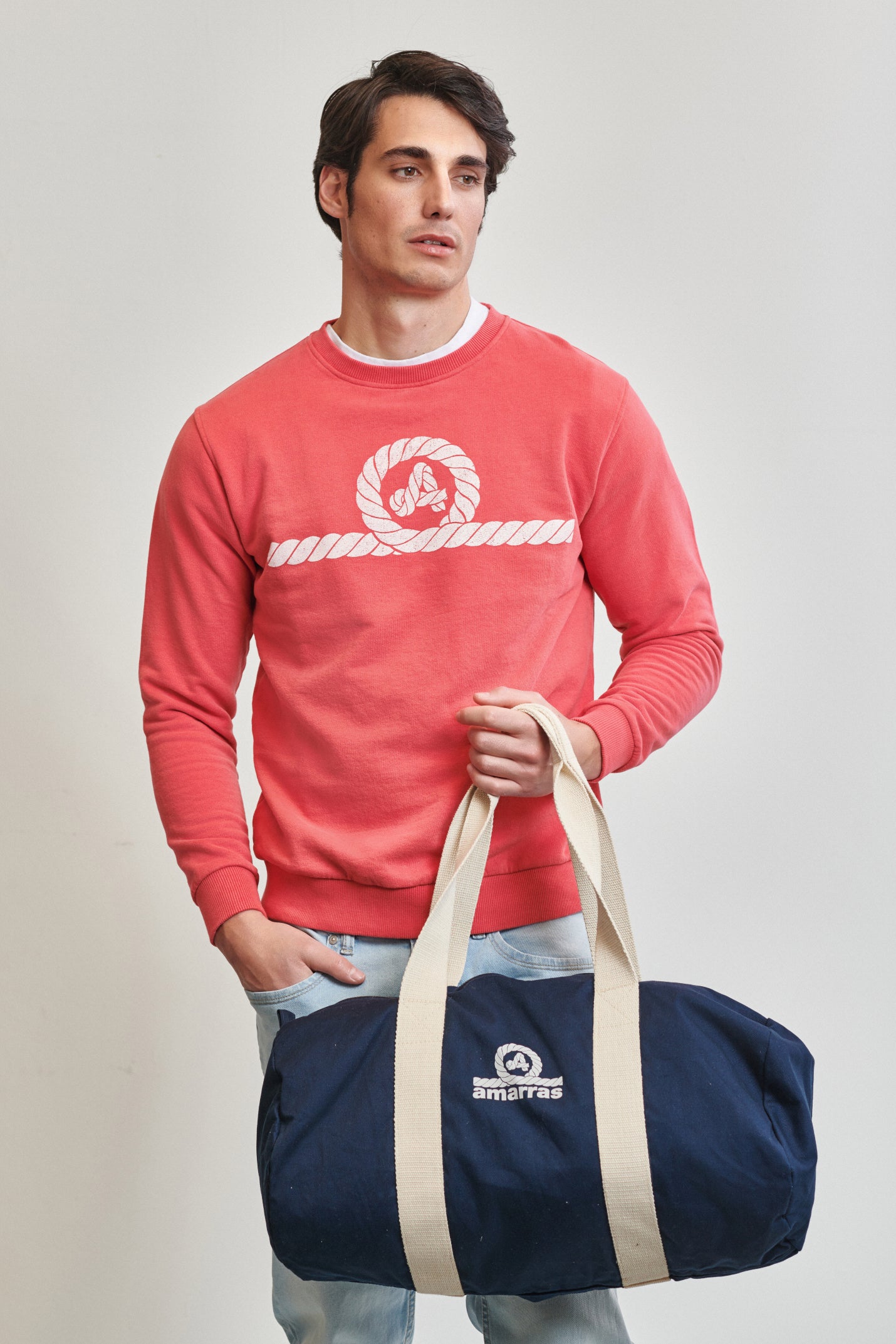 Sudadera Amarras Jog en color rojo desgastado. Logotipo en pecho y espalda en color blanco. 