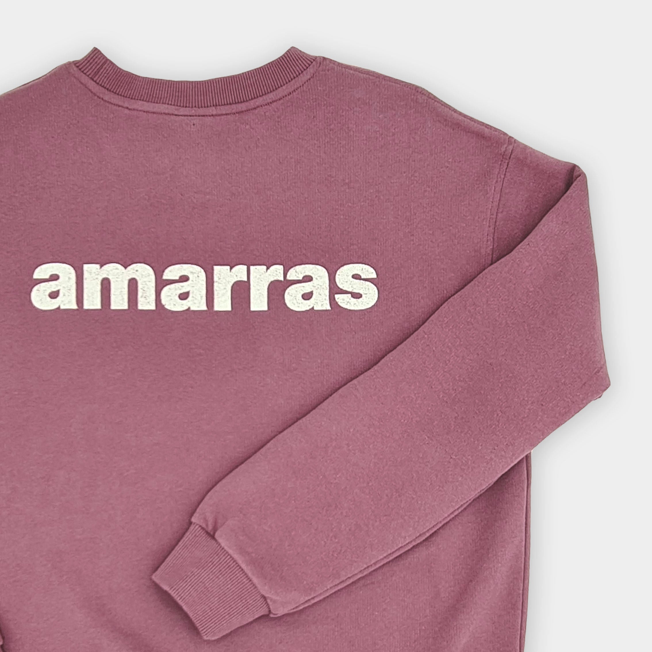 Vista trasera de Sudadera Náutica Balandra Amarras granate con el nombre de la marca estampado en la espalda.