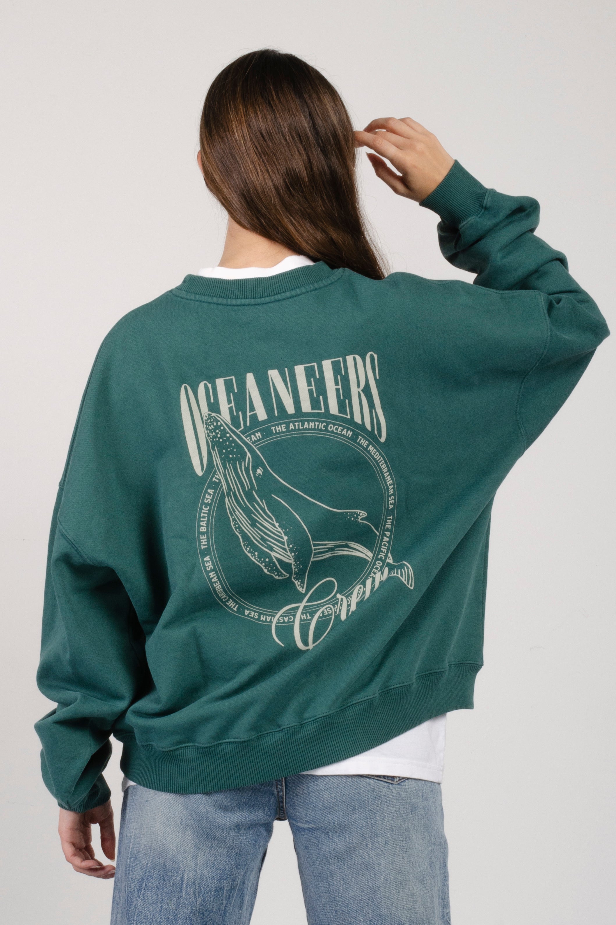 Detalle exclusivo en la espalda que completa el diseño con Oceaneers Crew y dibujo de ballena, manteniendo el espíritu náutico en cada ángulo.