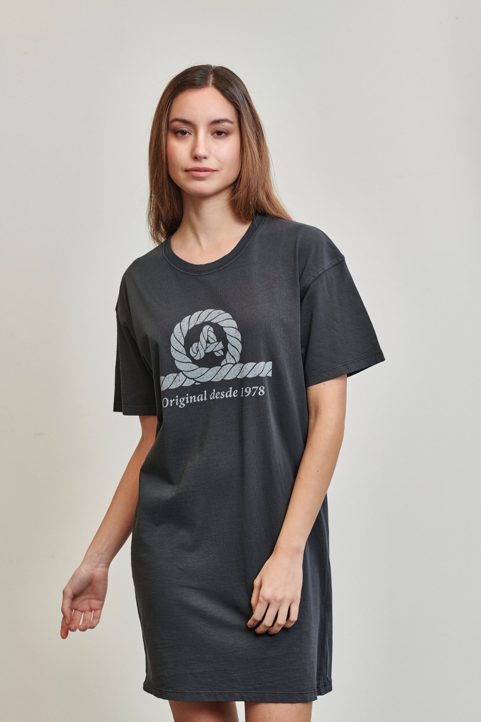 vestido de moda amarras cayolargo de mujer en color gris antracita y logo estampado en pecho